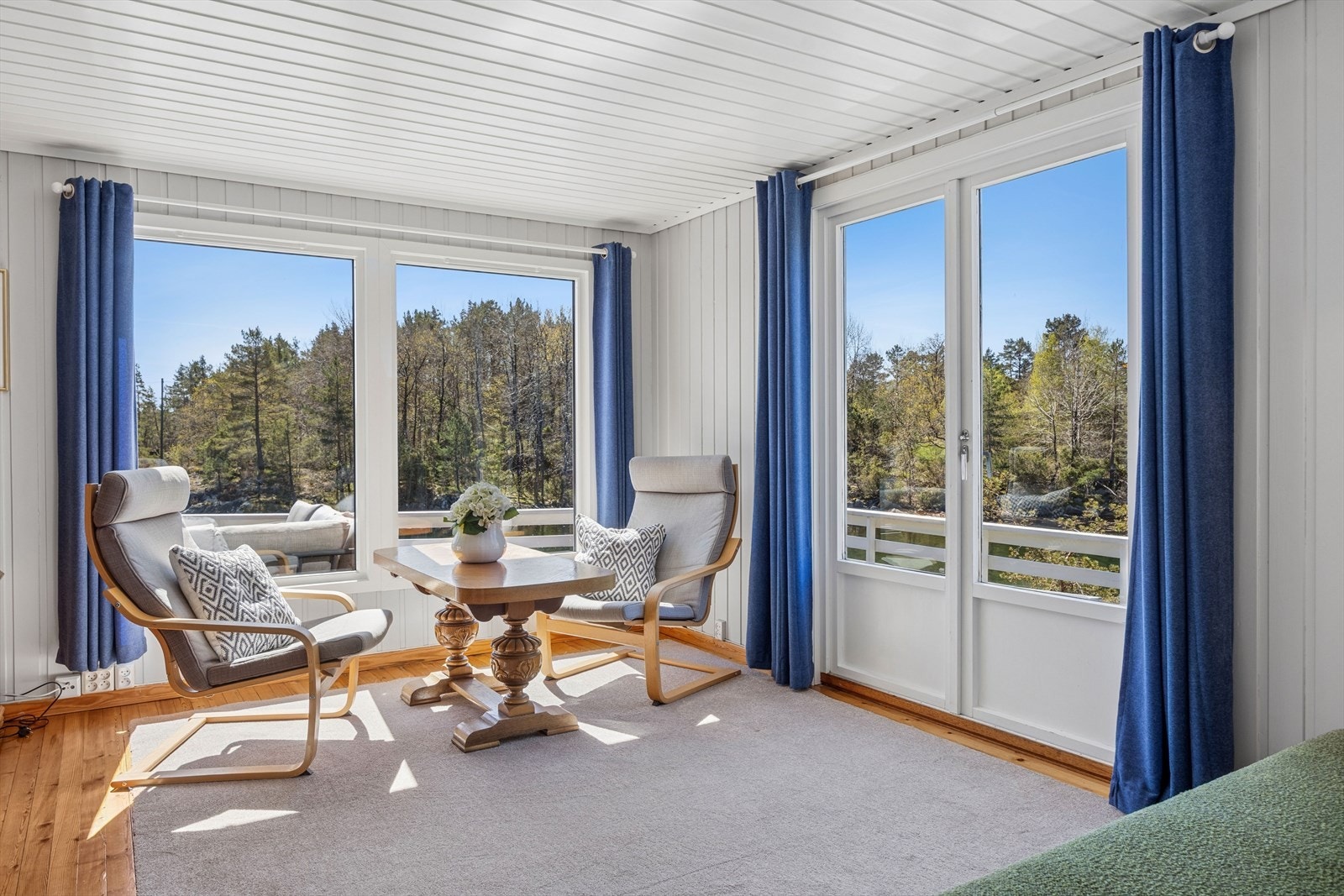 Fra stuen er det utgang til terrasse og hage. Galleribilde