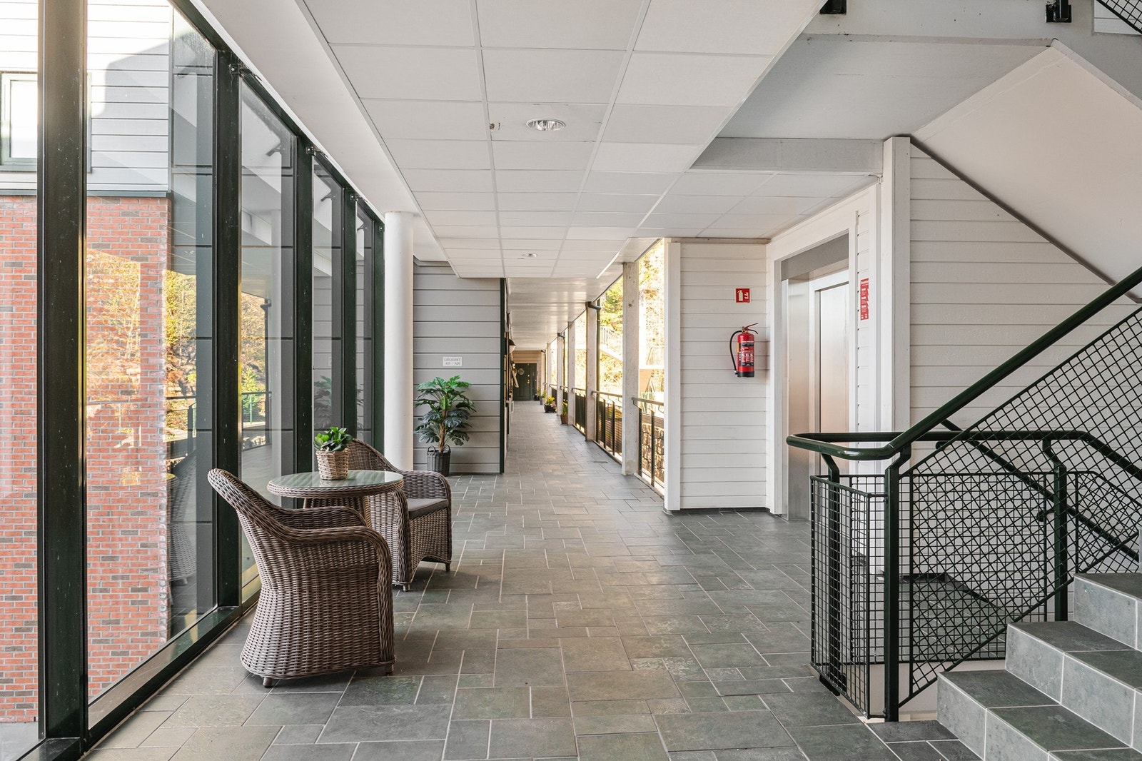 Heis i bygget i flotte fellesareal Galleribilde