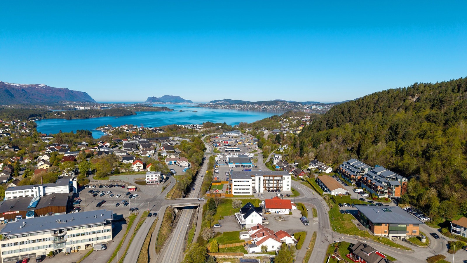 Eiendommen ligger på Blindheim i et etablert og populært boligområde med kort vei til daglige servicetilbud Galleribilde