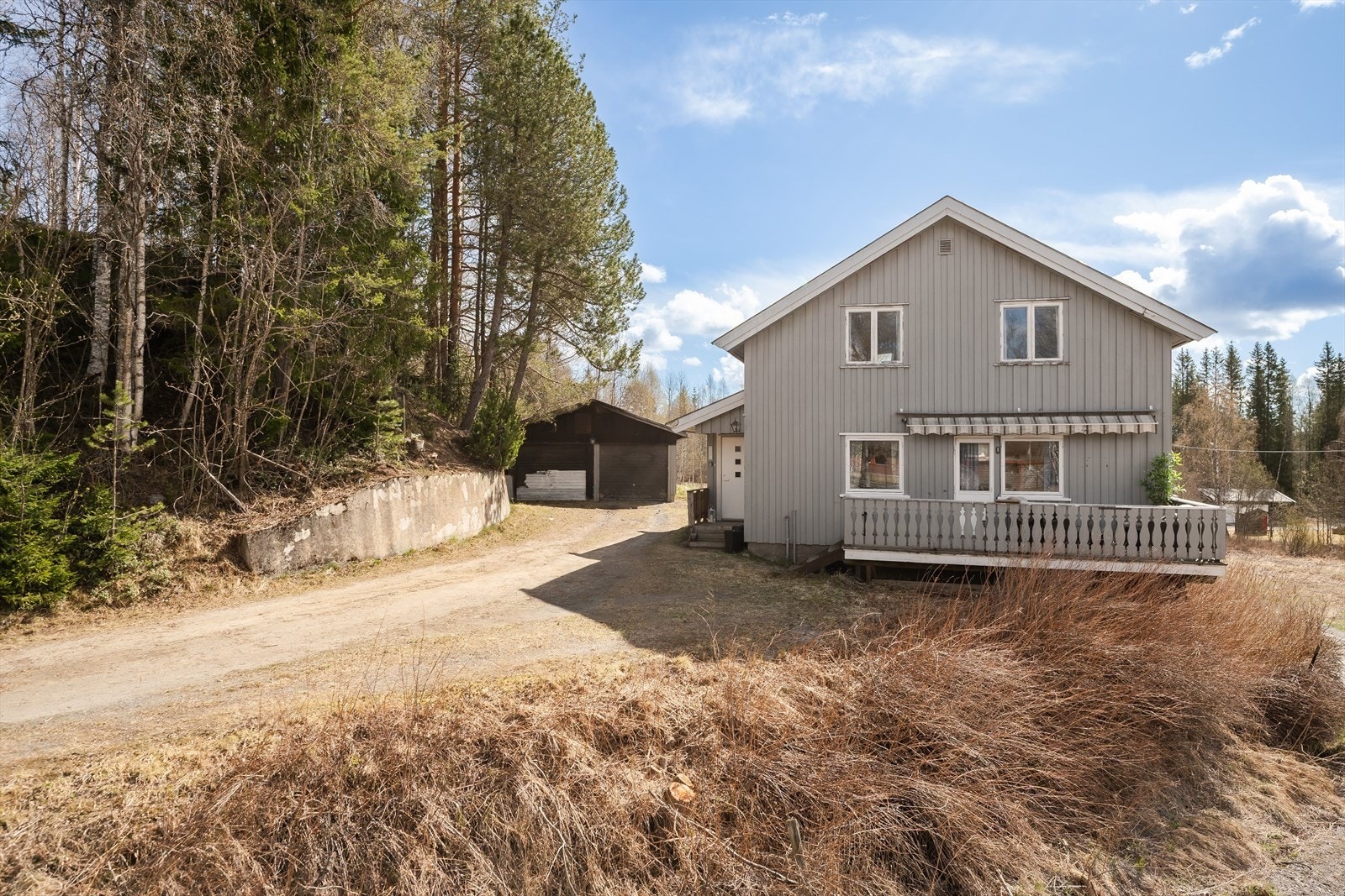 Eiendommen "Heimtun" er bebygd med en enebolig fra 1950 og en garasje fra 1973. Galleribilde