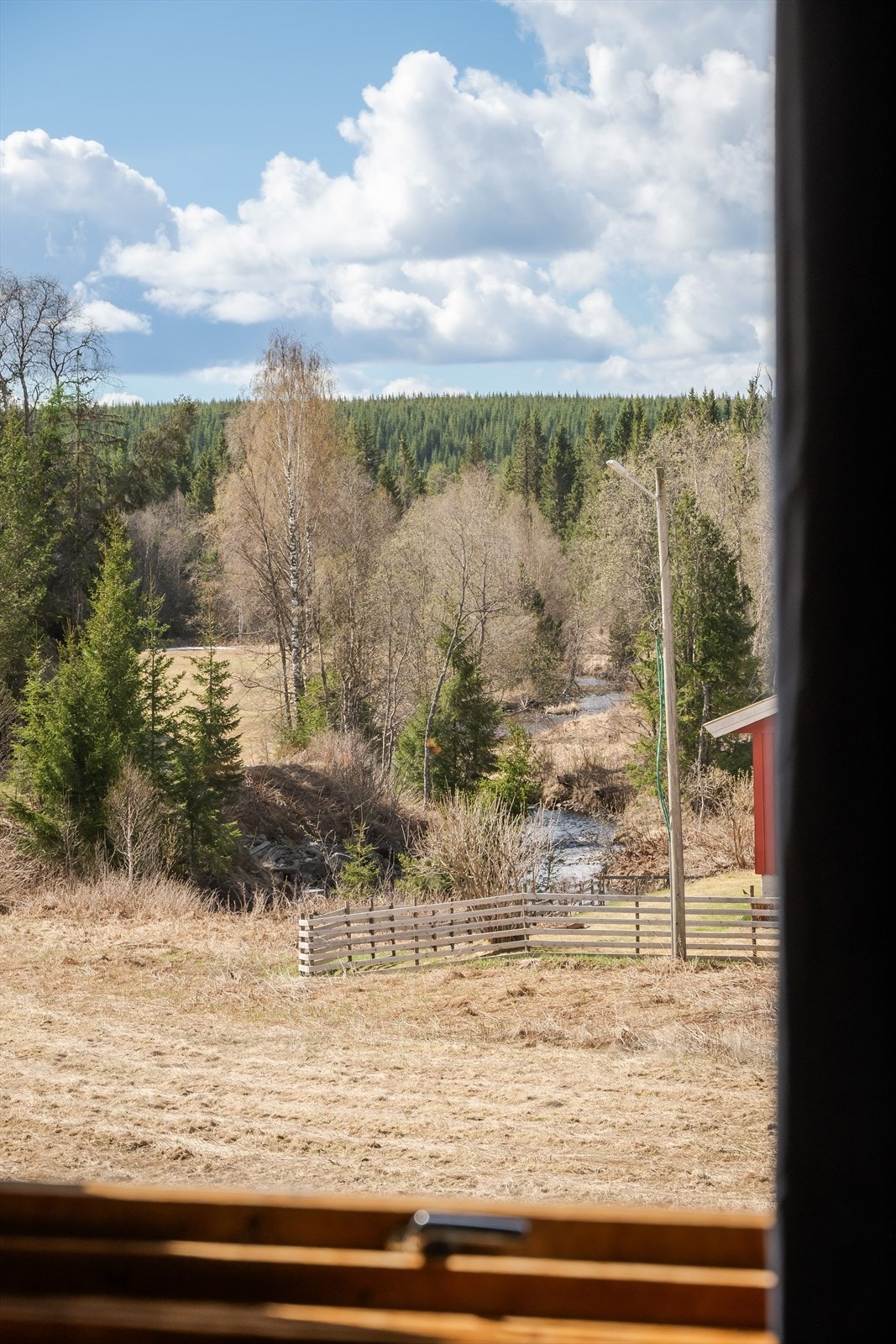 Fra eiendommen er det kort avstand til skiløyper som blant annet tar deg opp til løypenettet på Sjusjøen. På sommerstid er det mange gode turmuligheter samt fine bademuligheter på Sør- Mesna og Nord-Mesna. Galleribilde