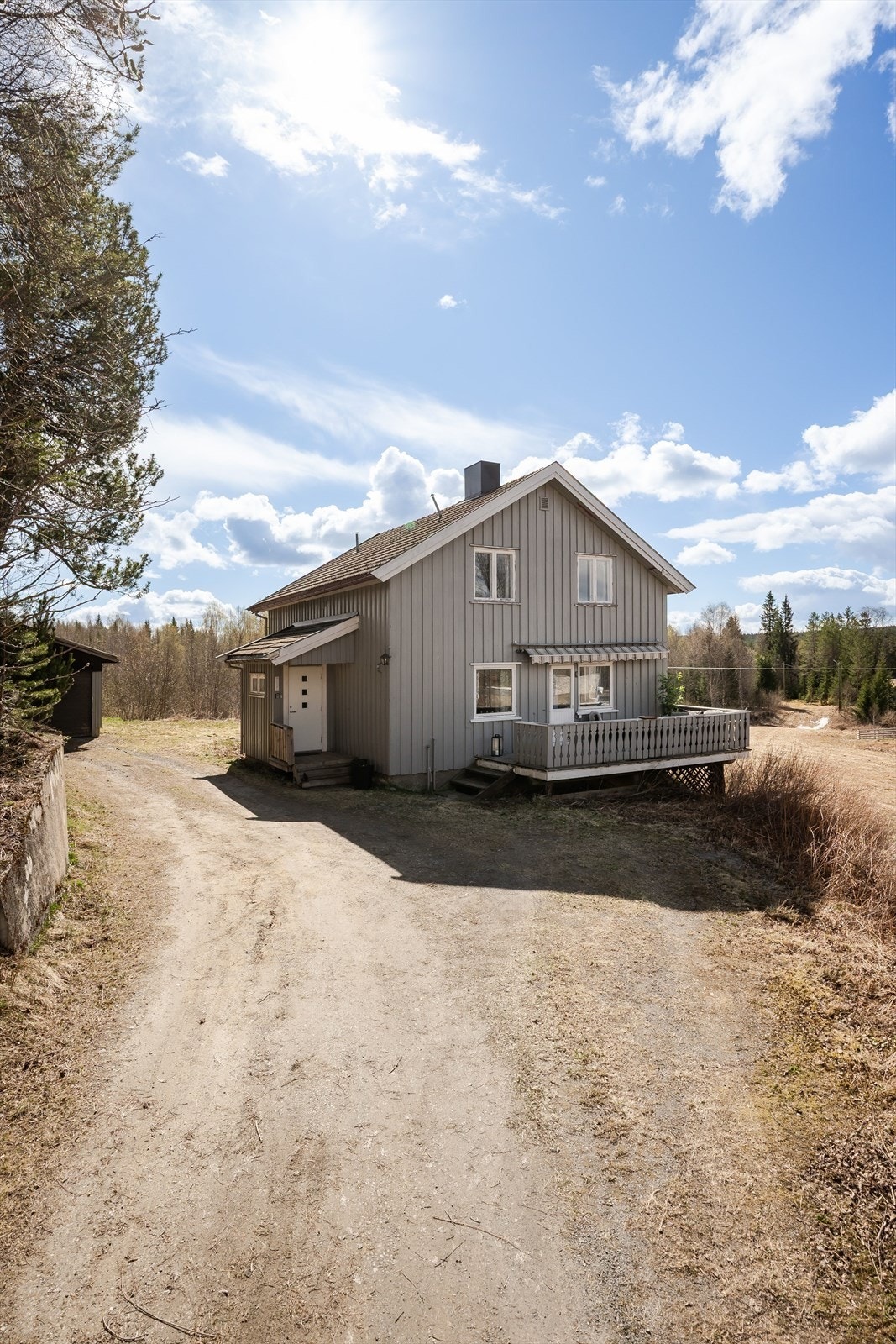Kort kjørevei opp til Sjusjøen, som er mest kjent som et vintersportssted, men er også et godt utgangspunkt for fotturer, jakt og fiske. På Sjusjøen er det også alpinbakker som passer for både barn og voksne. Galleribilde