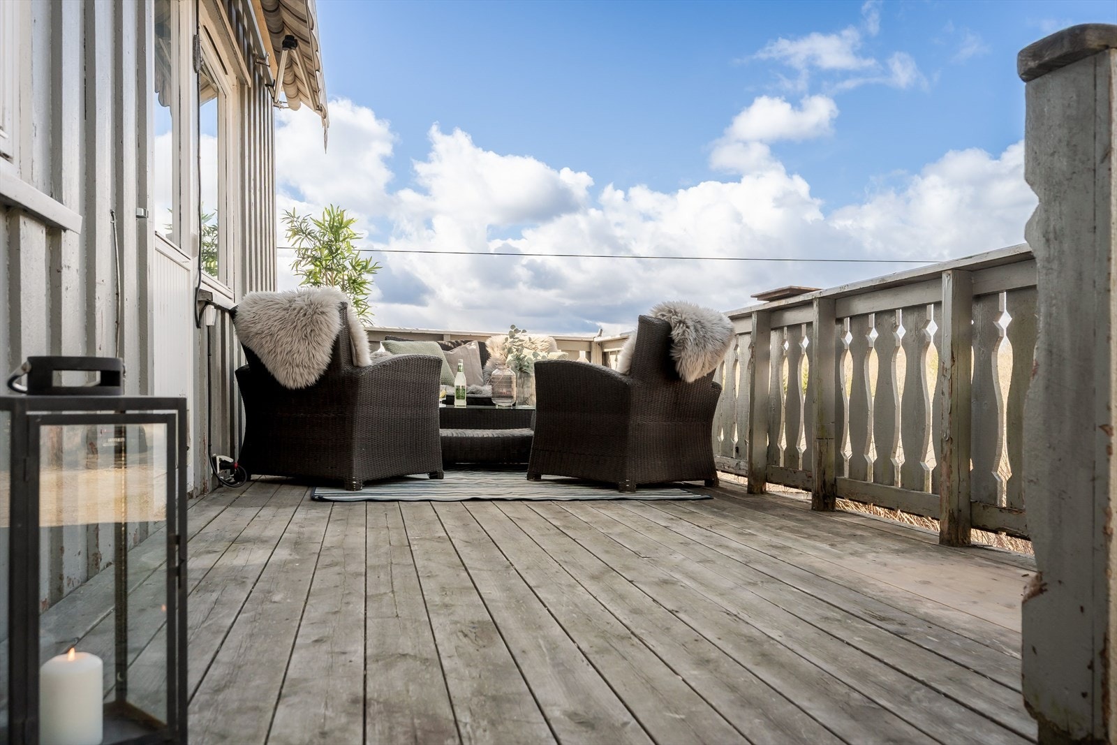 Fra stuen er det utgang til en vestvendt terrasse med gode solforhold på ettermiddag og kveld. Galleribilde