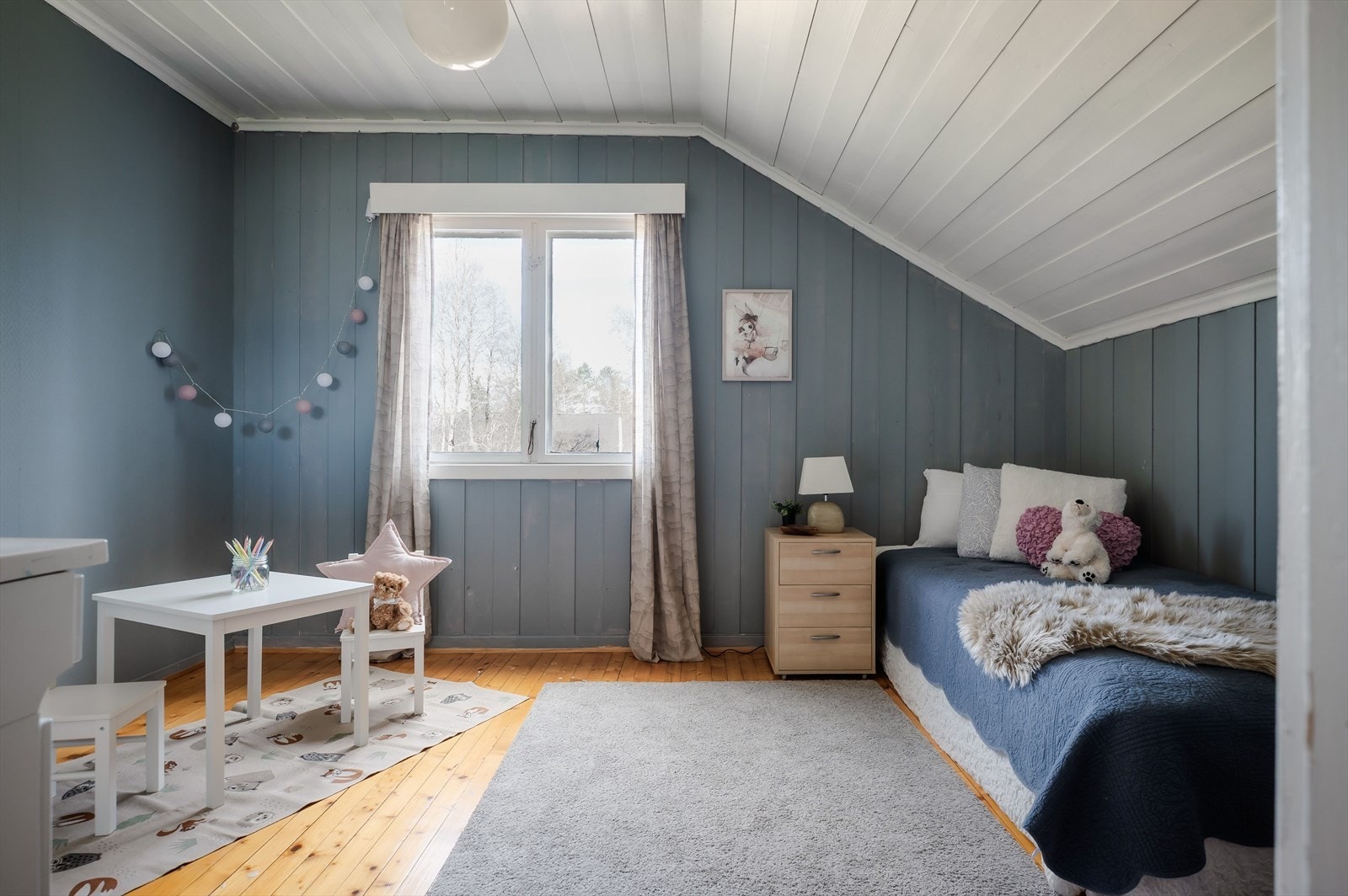Soverom 2 er i dag innredet som et koselig barnerom. Soverommet har lakkerte originale tregulv og overflater malt i en fin farge. Galleribilde