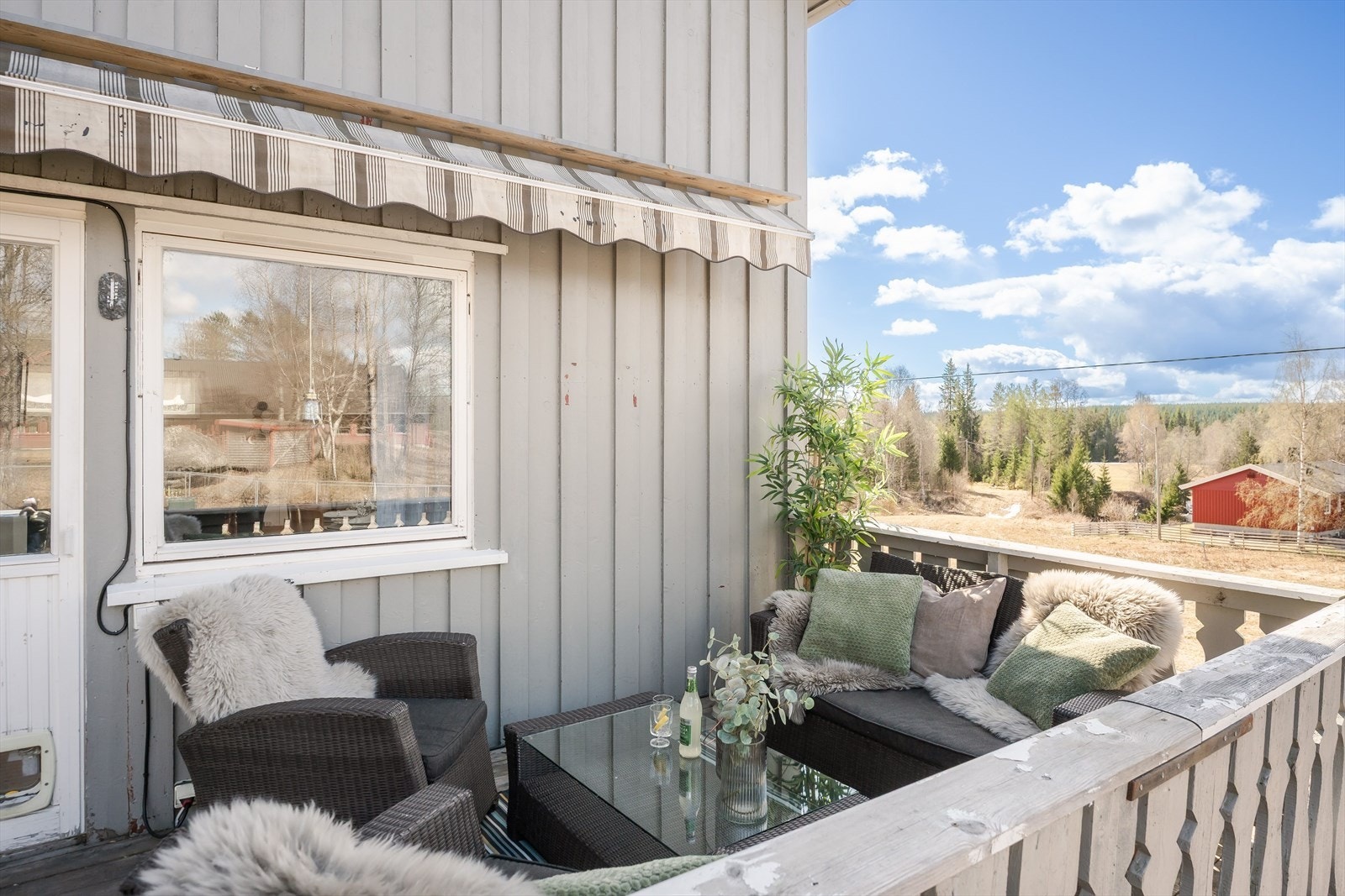 Terrassen har terrassebord på gulv og god plass til sittegruppe etter eget ønske. Det er også montert markise og utvendig stikkontakt. Galleribilde