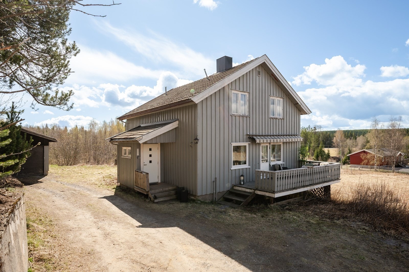 Eiendommen har en rolig og landlig beliggenhet, samtidig sentralt i Mesnali med kort avstand til matbutikk og barnehage. Galleribilde