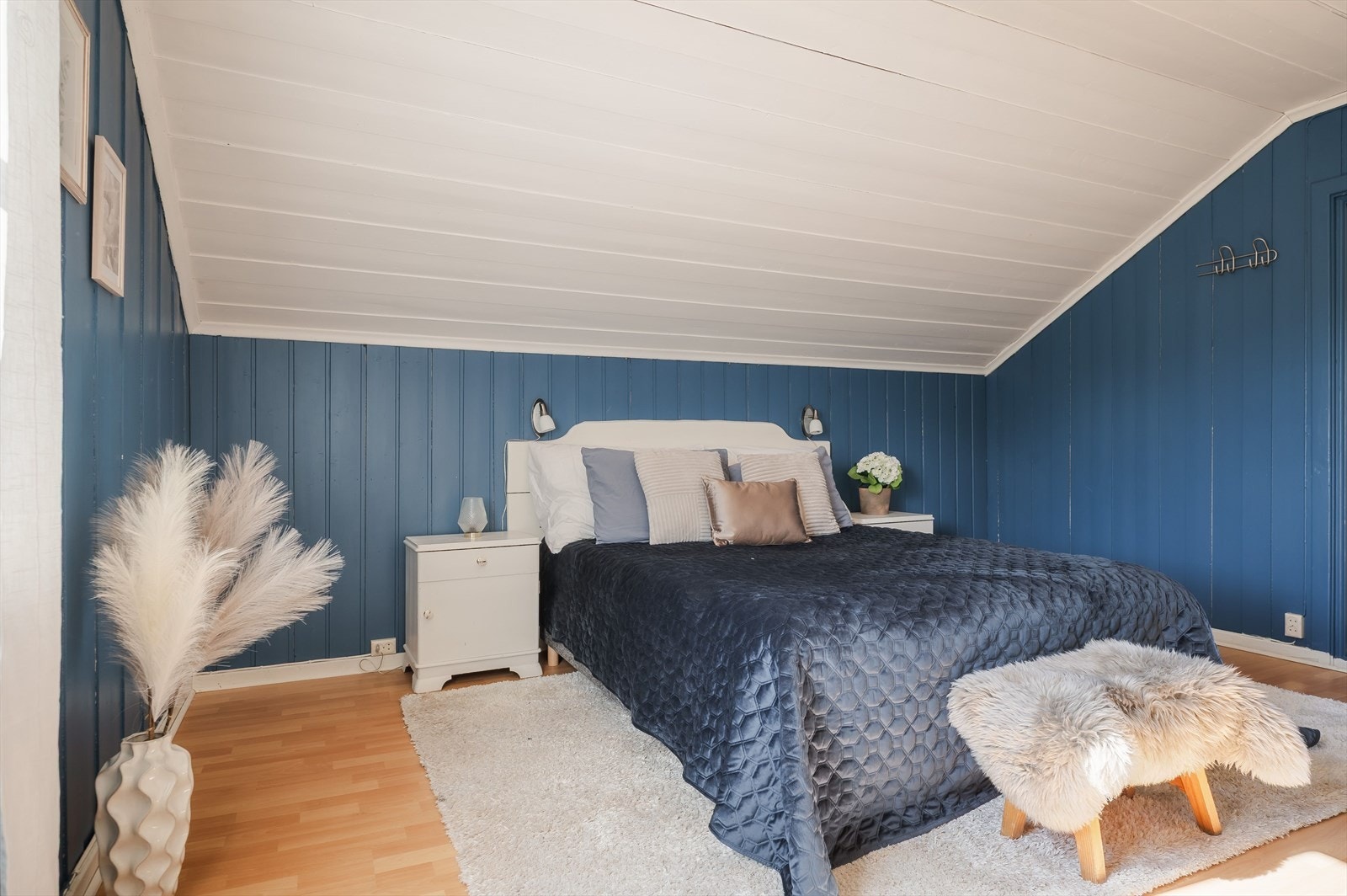 På soverommet er det god plass til stor dobbeltseng med tilhørende nattbord, samt kontorpult og kommoder. Galleribilde