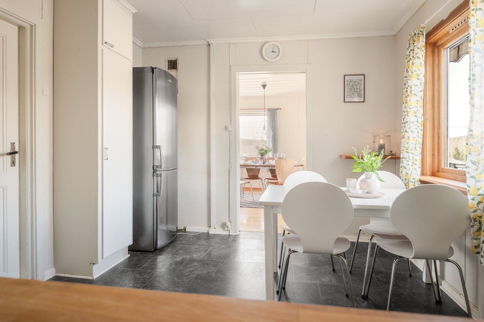 Kjøkkenet ligger i et eget rom i naturlig tilknytning til både stuen og gangen. Galleribilde
