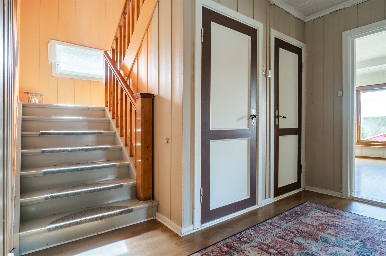 Fra gangen er det også adkomst til et toalettrom som er utstyrt med vegghengt servant, gulvstående toalett og ventilasjonsvifte. Galleribilde
