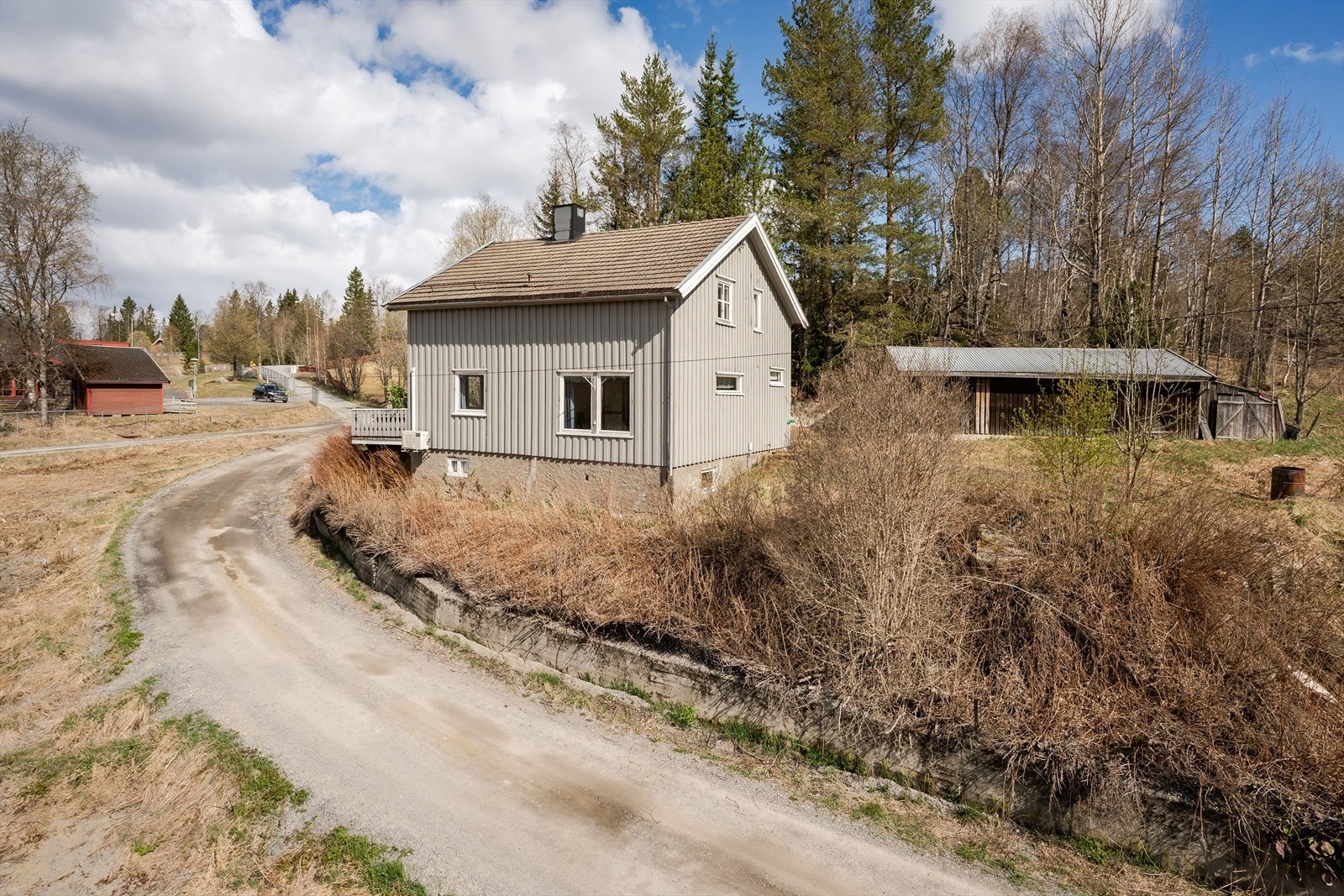 Nærmeste bussholdeplass ligger kun ca. 300 meter fra boligen. Det er ca. 15 km til Lillehammer med alt av bymessige fasiliteter og servicetilbud. Galleribilde