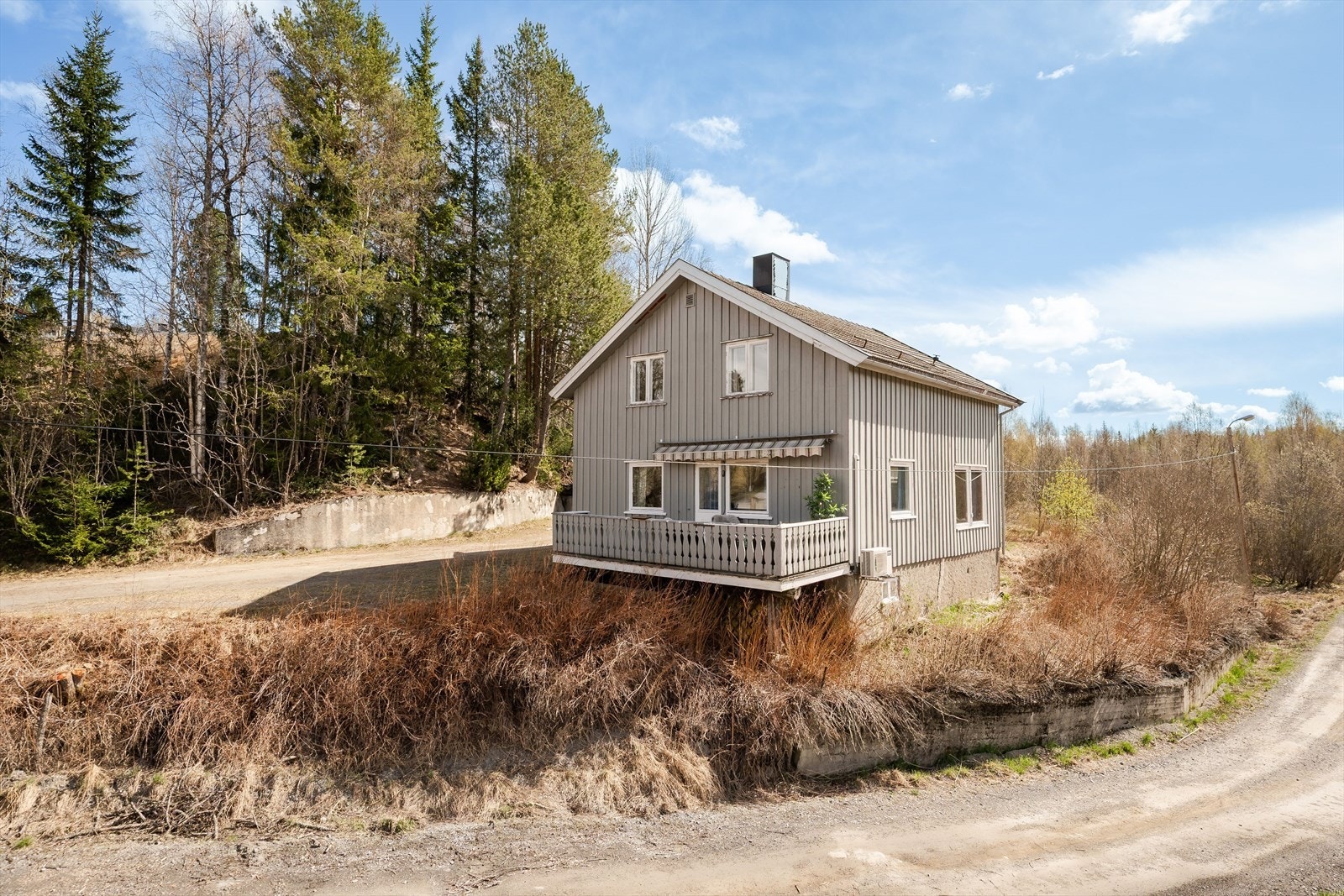 Fra eiendommen er det ca. 500 meter til søndagsåpen matbutikk med post-i-butikk. Det er ca. 700 meter til Mesnali barnehage, ca. 6,6 km til Lismarka barneskole og ca. 13,2 km til Brøttum barne- og ungdomsskole. Galleribilde