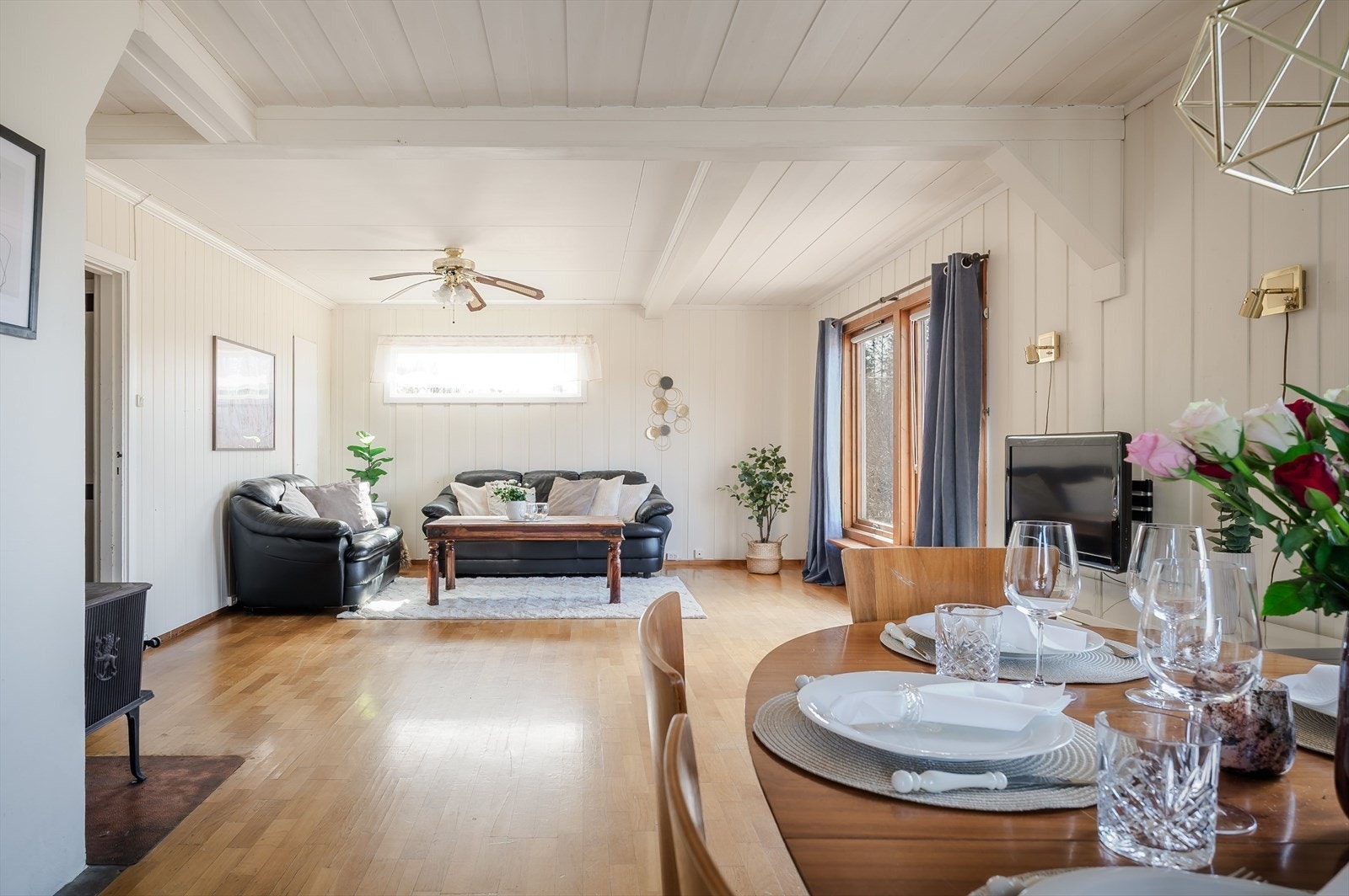 Stuen er romslig med god plass til sofagruppe med salongbord, mediemøblement med tv og et spisebord. Galleribilde