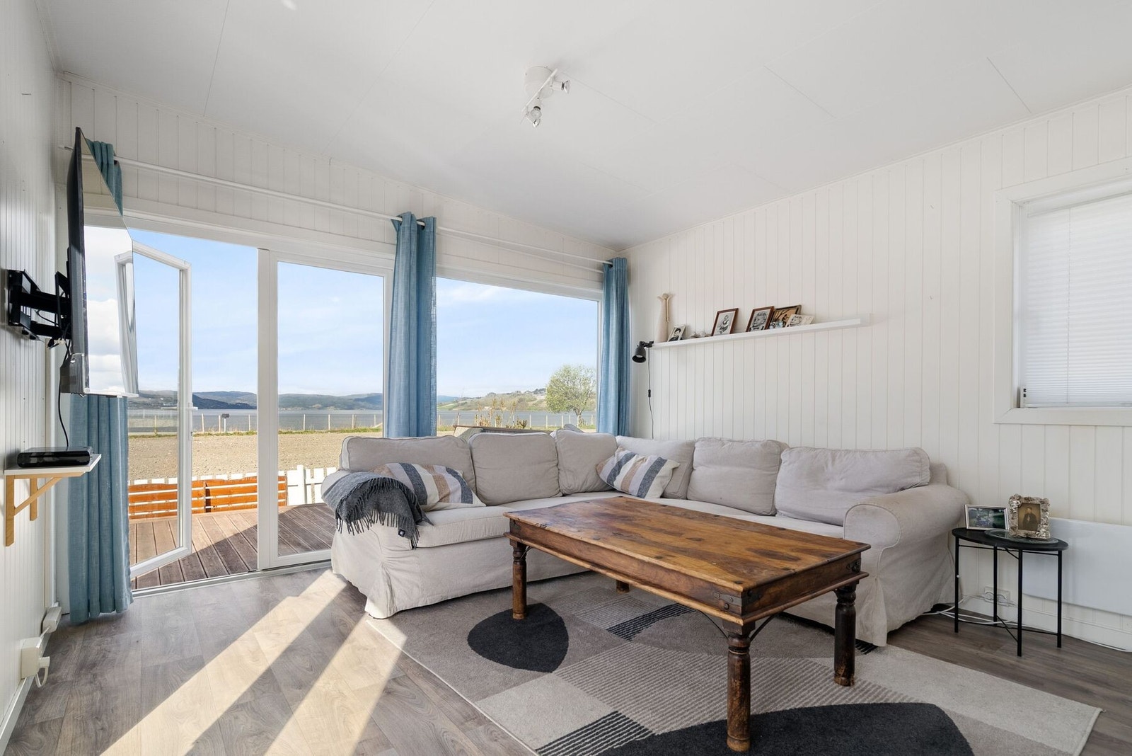 Velkommen inn! - Lys og innbydende stue med direkte utgang til terrassen. Her har man store vindusfalter som gir rikelig med lysinnslipp som gir en romslig og luftig følelse. Galleribilde