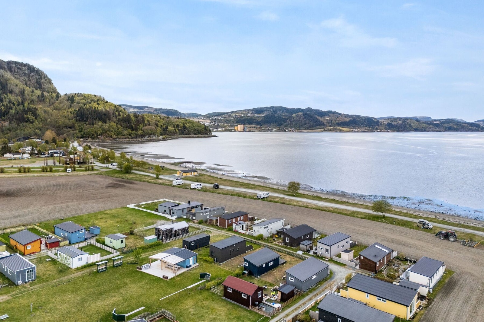 Like ved paresellen finner man en flott sandstrand der man kan nyte gode solforhold og bademuligheter. Galleribilde