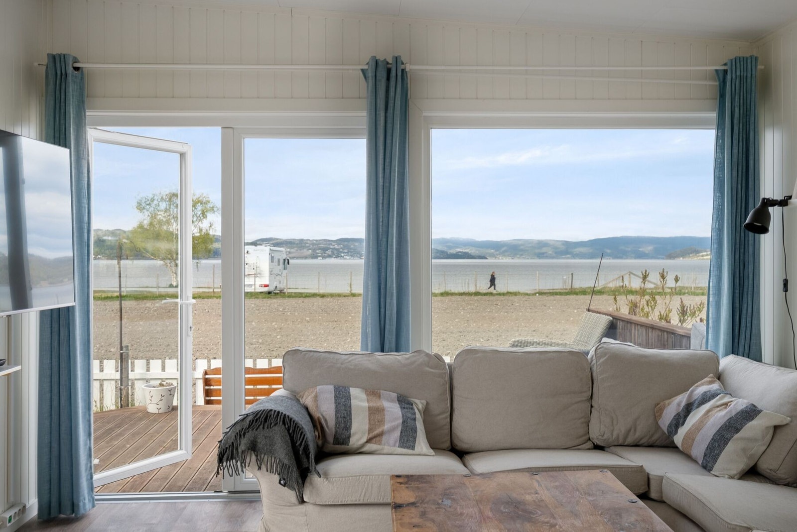 Ved paresellen går det en tursti - perfekt for fredfulle gåturer langs strandlinjen. Galleribilde