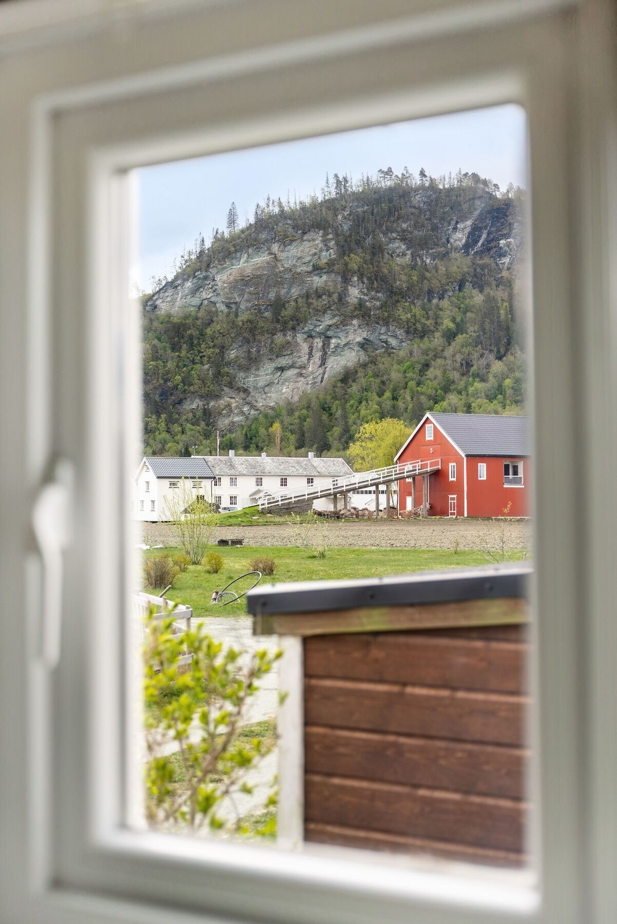 Fra kjøkkenet har man utsikt mot den praktfulle gården på Øysand og Øyberget. Galleribilde