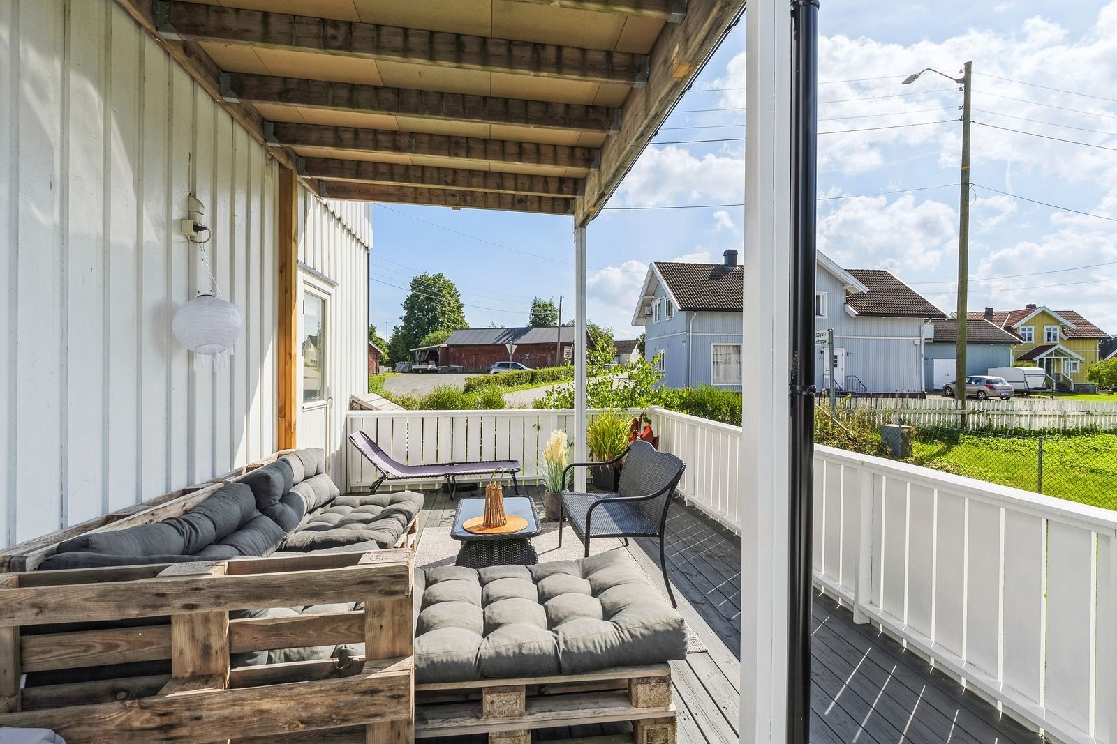 Fin terrasse med god plass til utemøblement. Velkommen til visning! Galleribilde