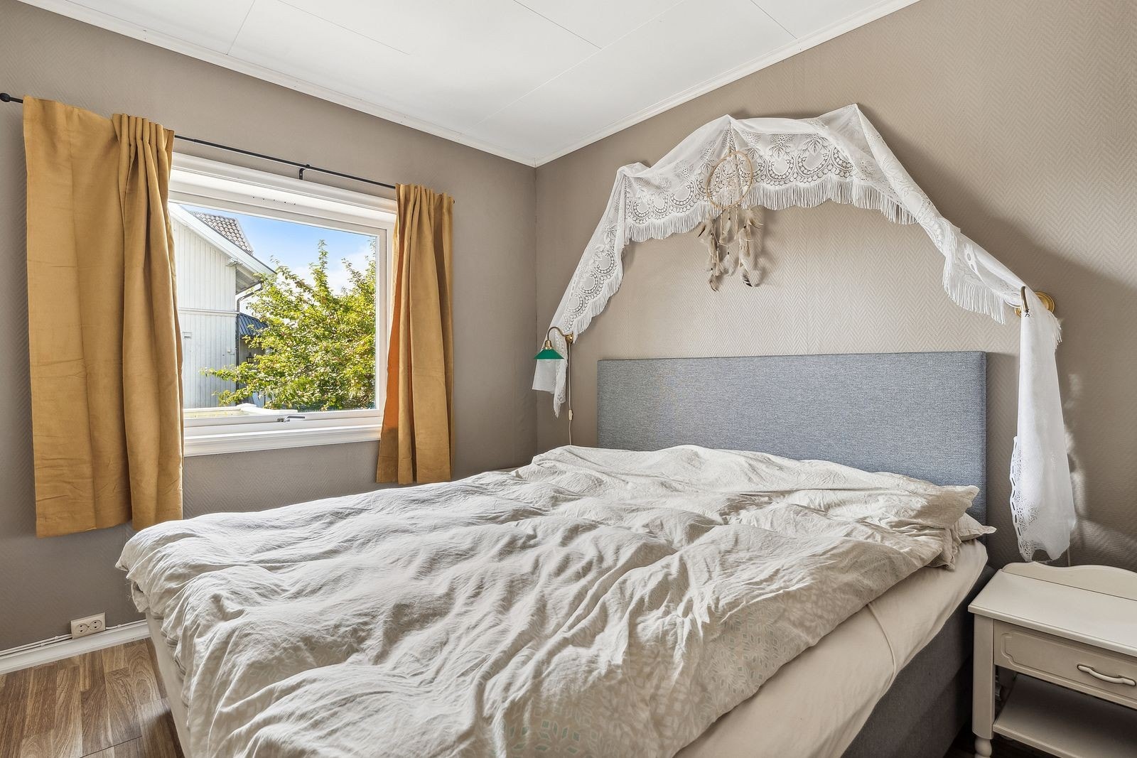 Romslig soverom med god plass til dobbeltseng. Galleribilde