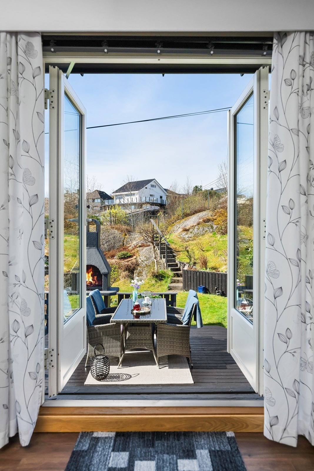 Utgang til terrasse gir enkel tilgang til hageområdet og uteplass. Galleribilde