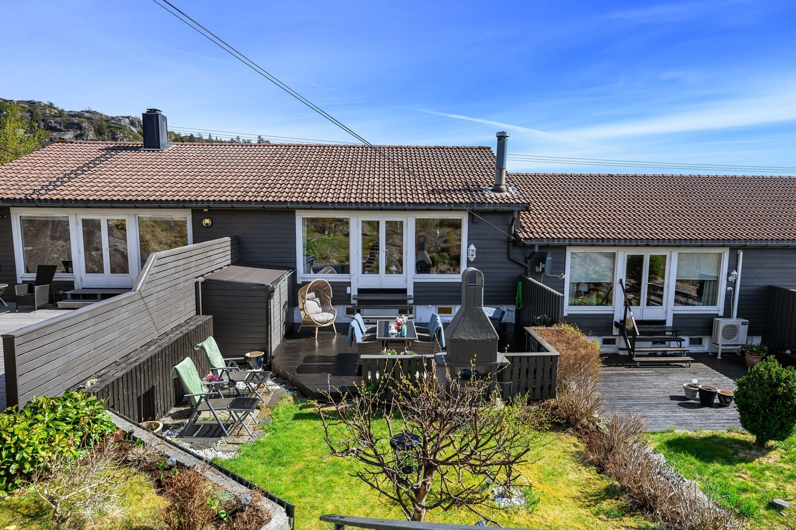 Leiligheten disponerer egen terrasse og plen Galleribilde