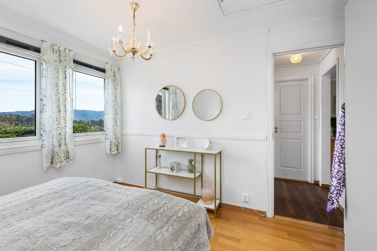 Soverommet har to vinduer og gir godt med naturlig lys og utsikt til omgivelsene. Galleribilde