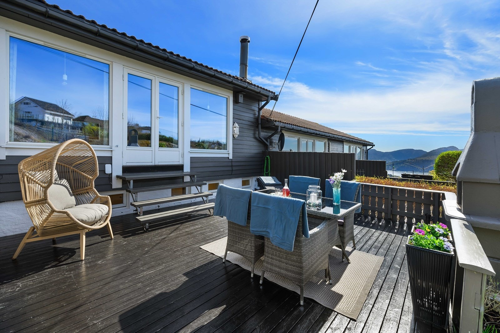 Terrasse og hagen har en romslig utforming med plass til møbler og beplantning. Galleribilde