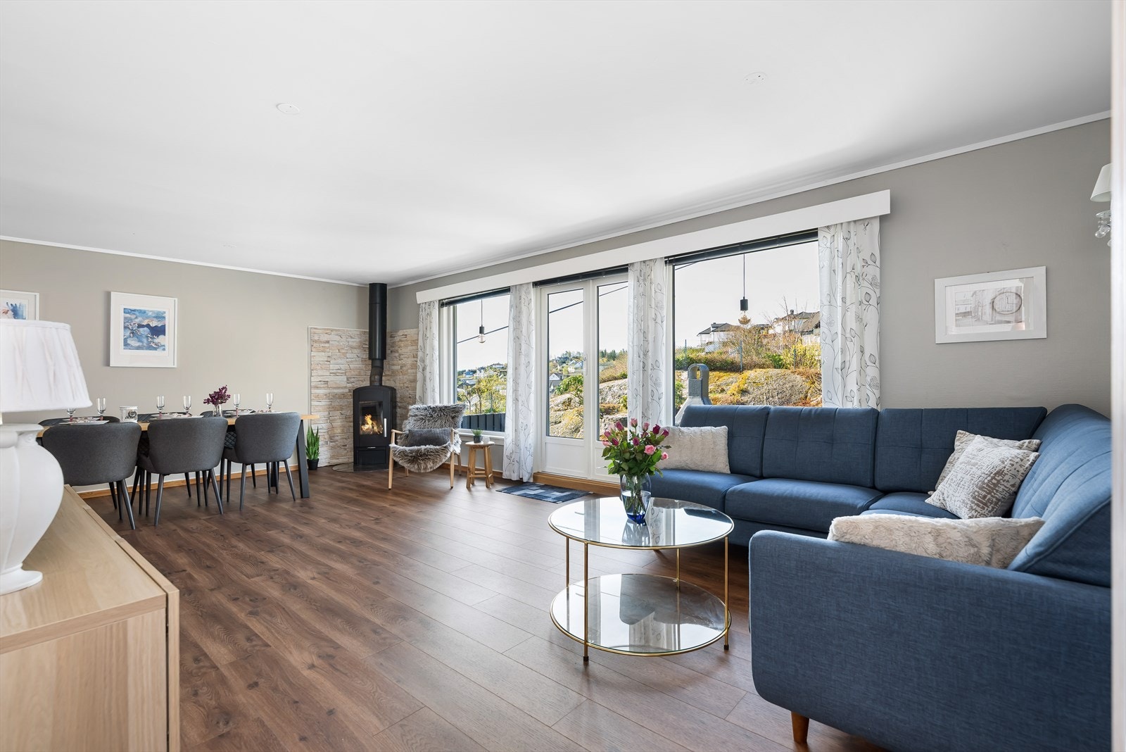Fra stuen er det utgang til terrasse på ca 28 m². Galleribilde
