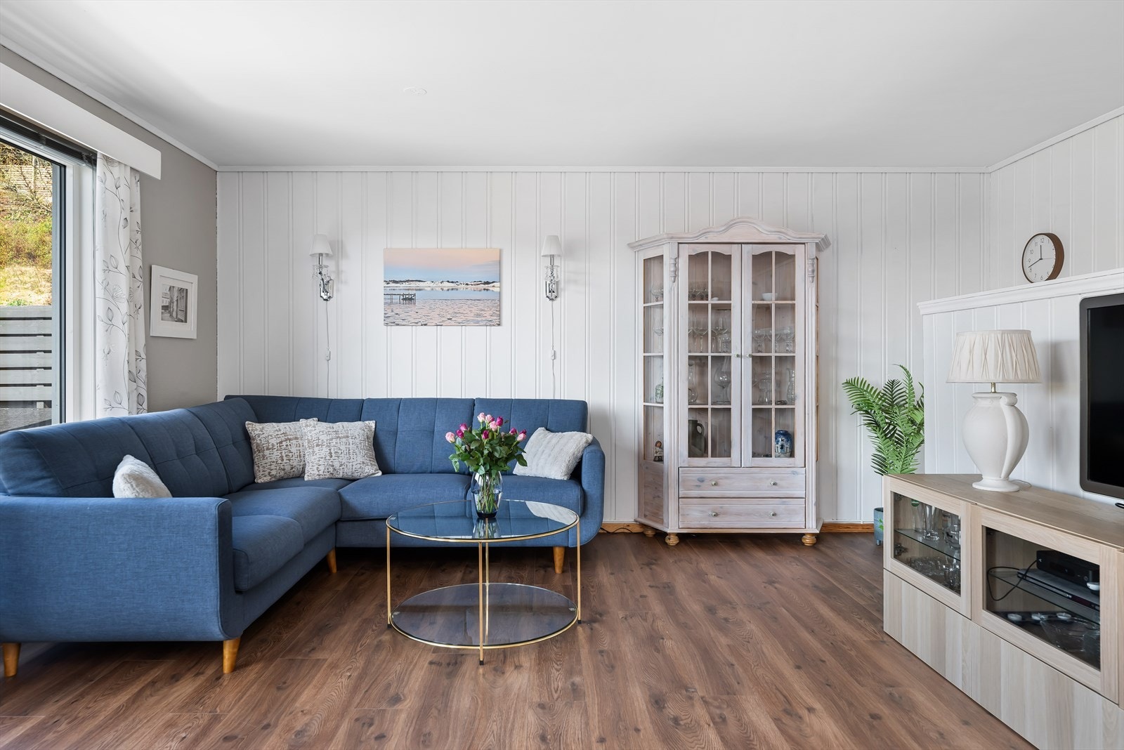 Stuen har god plass til sittegruppe Galleribilde