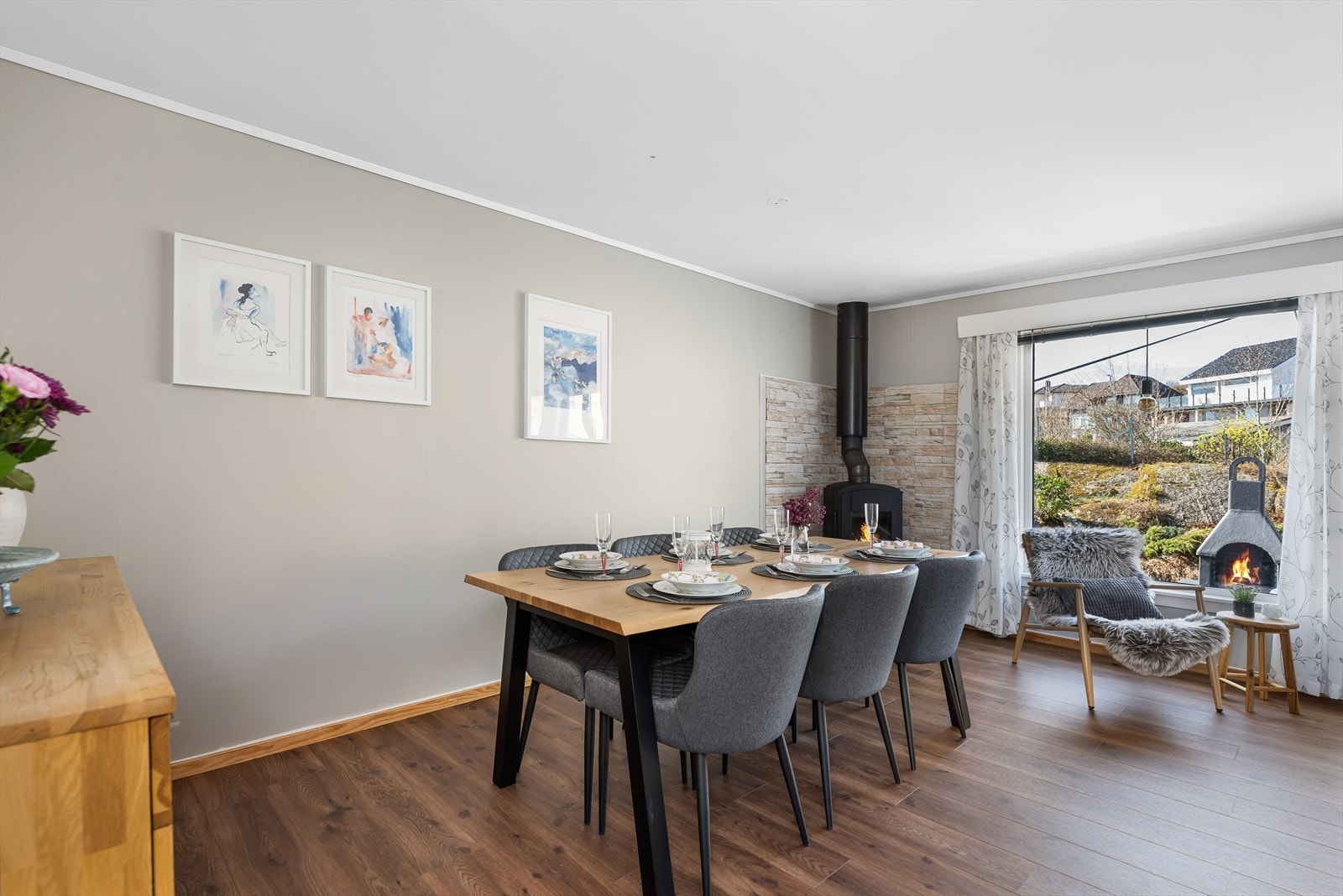 Det er god plass til spisebord, hvor hele familien kan samles til hyggelige måltider. Galleribilde