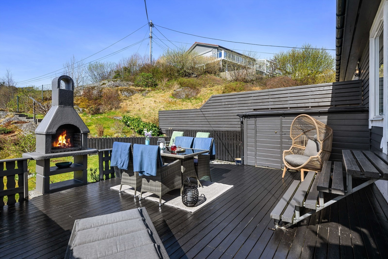 Terrassen er ca. 28 m² med grillplass og sitteområde gir mulighet for utendørsaktiviteter. Galleribilde