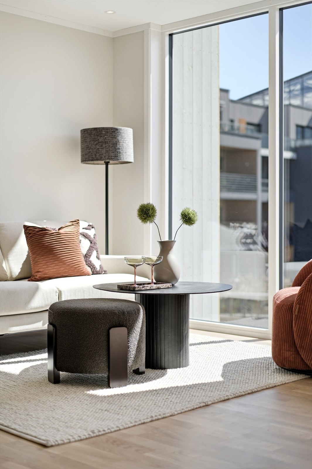 Store vindusflater slipper inn rikelig med naturlig lys og gir en flott utsikt, samtidig som de åpner opp rommet og skaper en følelse av sammenheng og åpenhet. Galleribilde