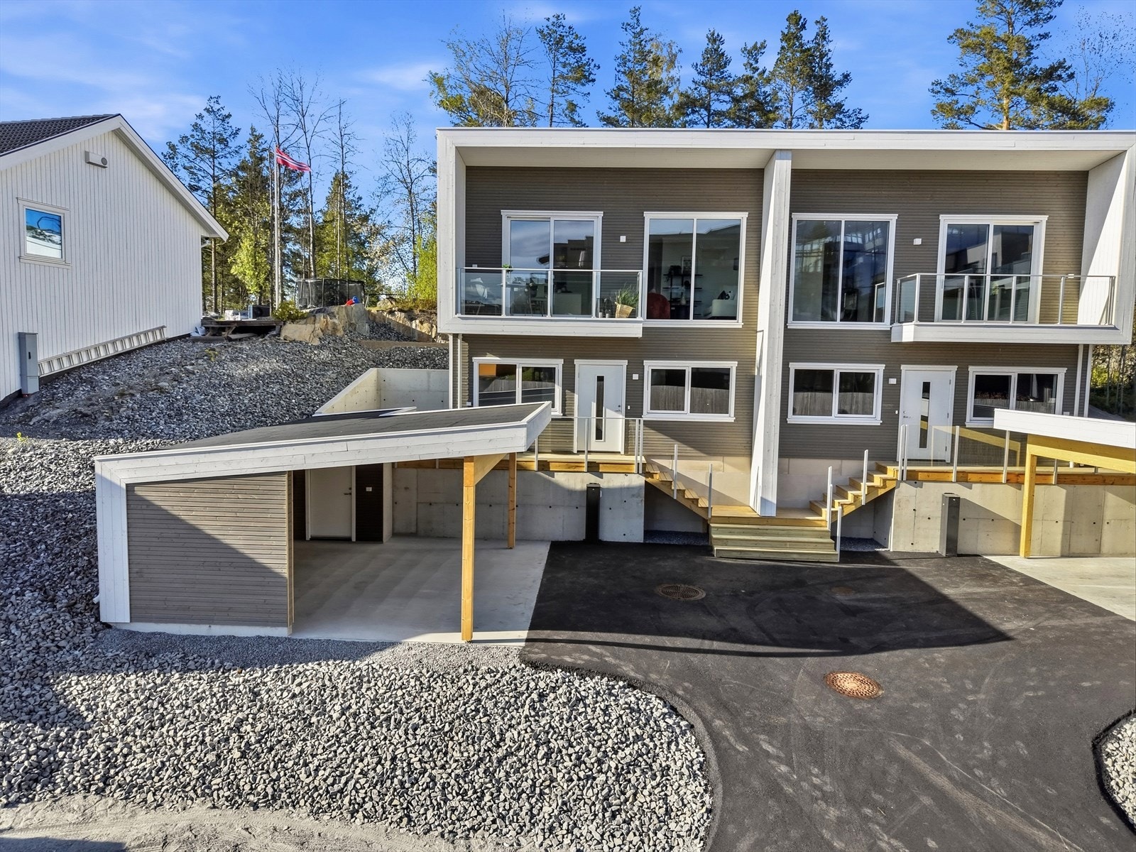 Med boligen medfølger det parkering i carport med en praktisk sportsbod. Det er også installert elbil-lader. Galleribilde