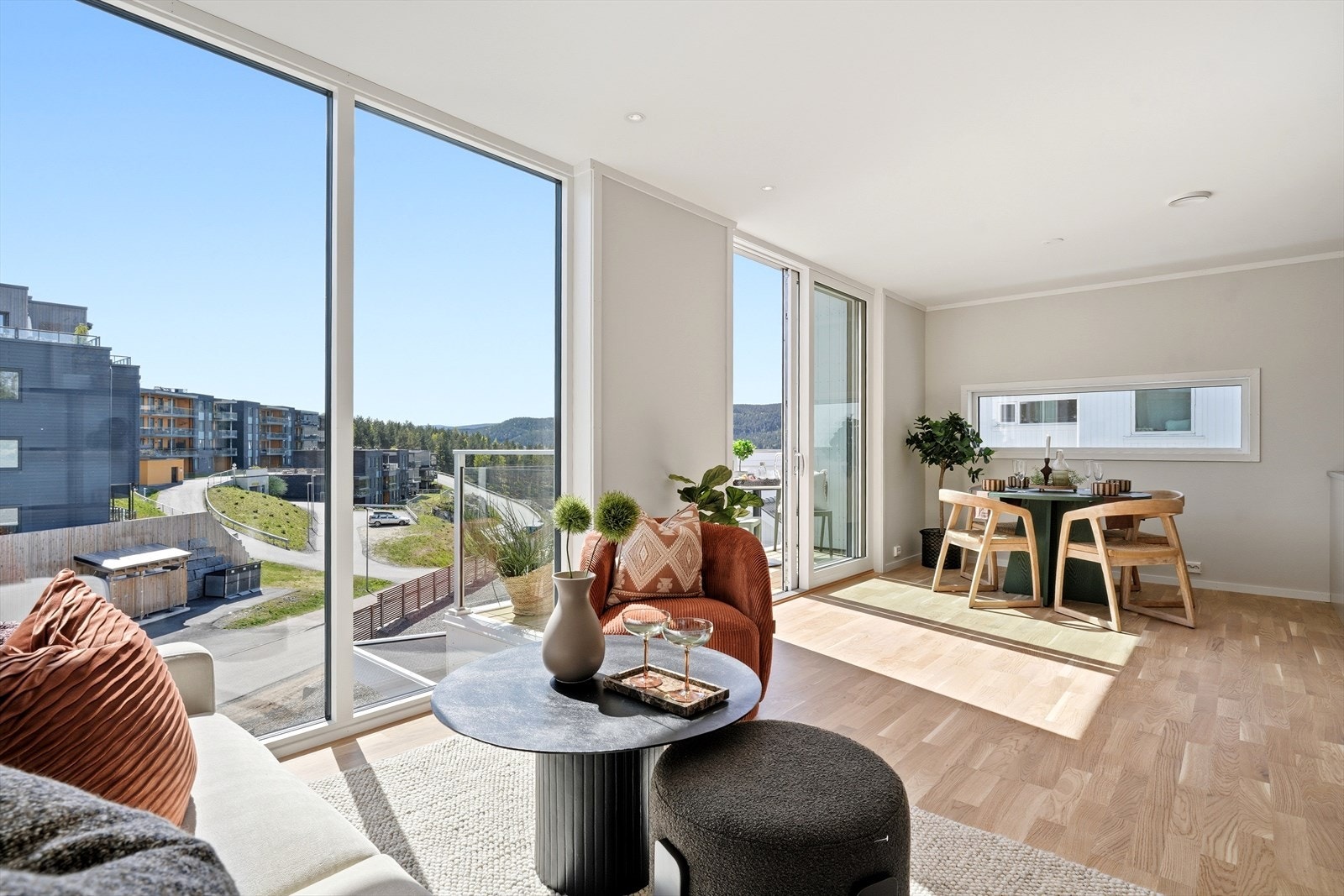 Stueområdet er designet med god plass til en sofahjørne og spisebord, og den åpne løsningen gir en naturlig flyt mellom matlaging, middag og avslapning. Galleribilde