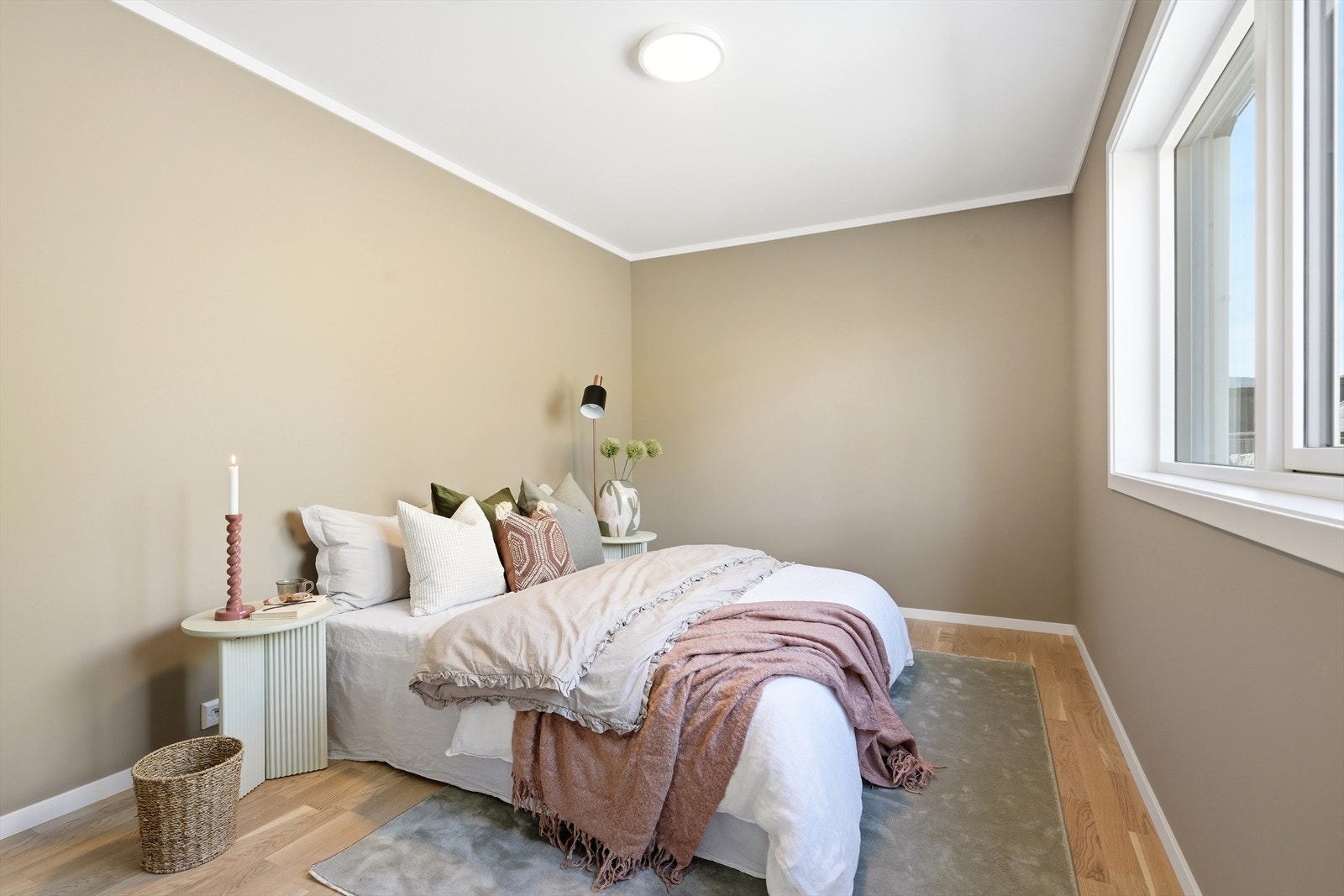 Hovedsoverom med god plass til seng, samt mulighet til å sette inn kommode/klesskap. Galleribilde