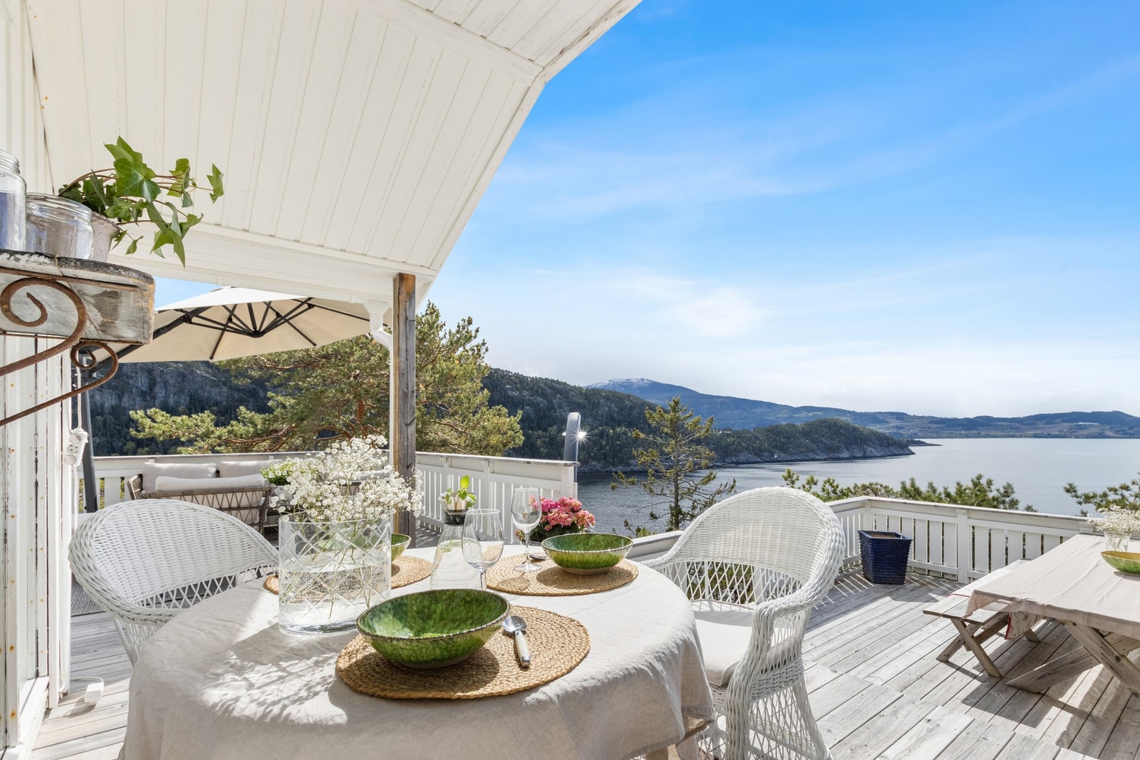 Hytta ligger på et høydedrag og nyter panoramautsikt. Galleribilde