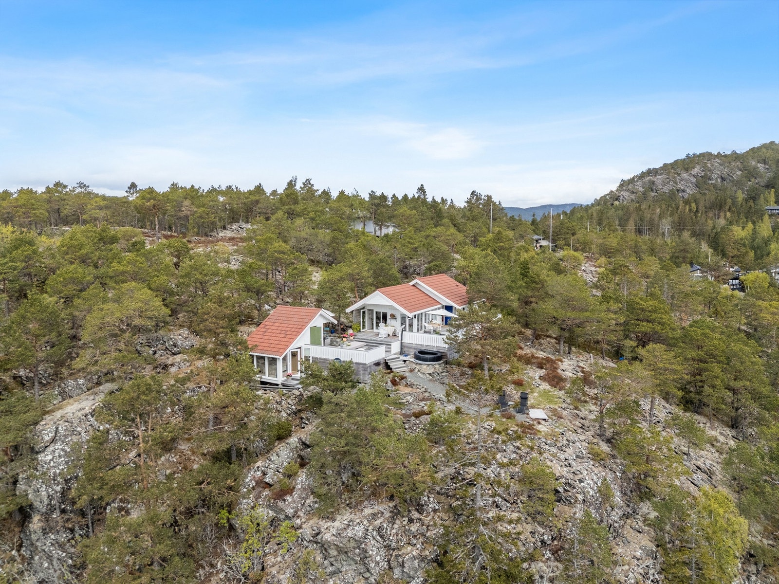 Hytta ligger flott til i terrenget. Galleribilde