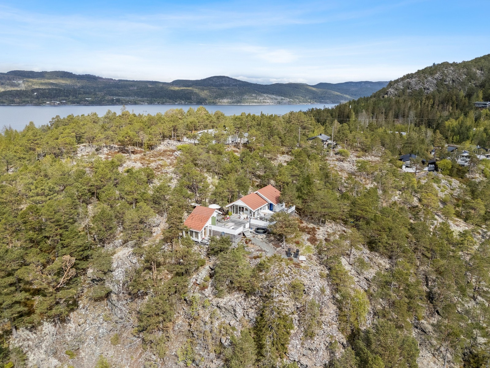 Hytta ligger 300 meter unna parkering med opparbeidet sti. Galleribilde