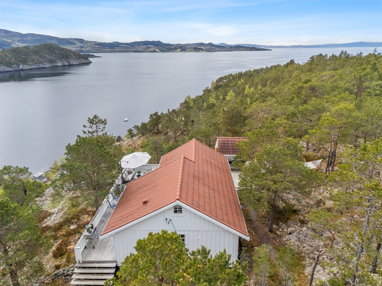 Hytta ligger pent til og nyter fantastisk utsikt. Galleribilde