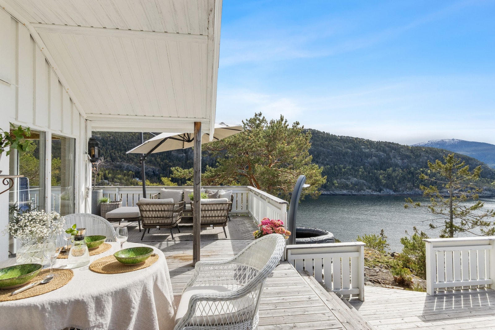 Romslig terrasse på forskjellige plan. Galleribilde