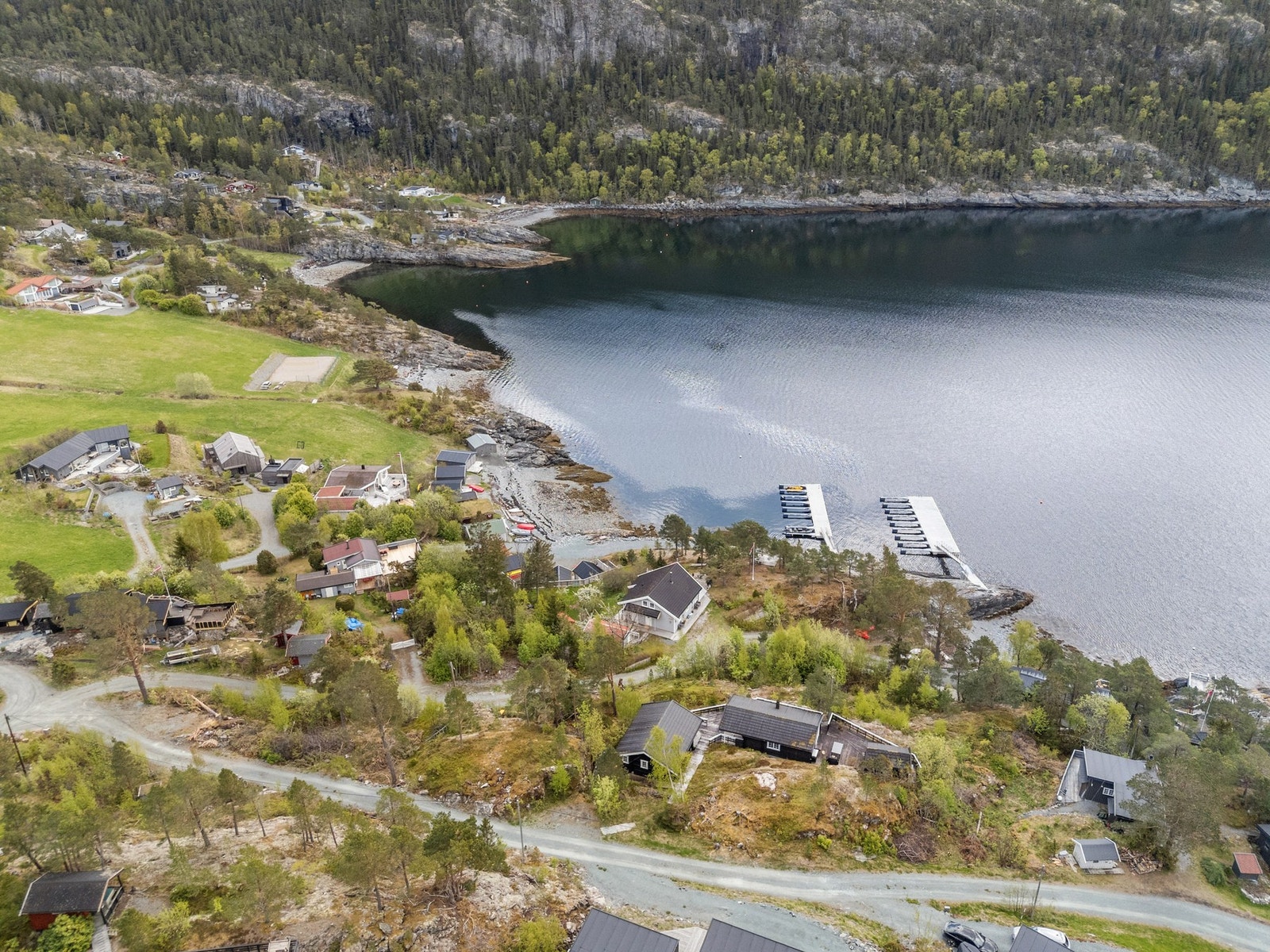 Kort veg ned til sjøen. Galleribilde