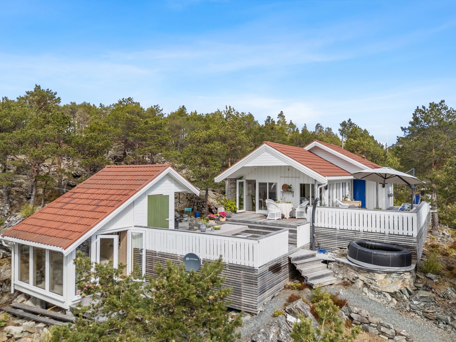 Sjarmerende hytte med fantastiske utsiktsforhold og masse utvendige soner. Galleribilde