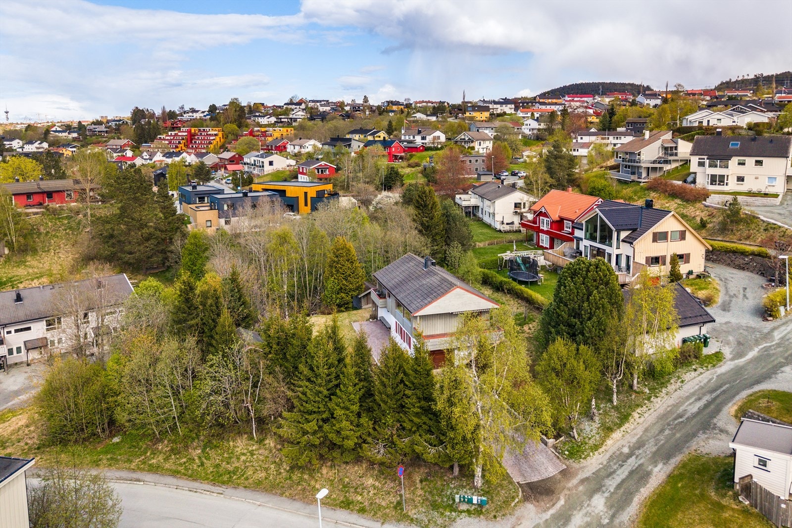 Området er dominert av småhusbebyggelse som eneboliger og familieboliger. Galleribilde