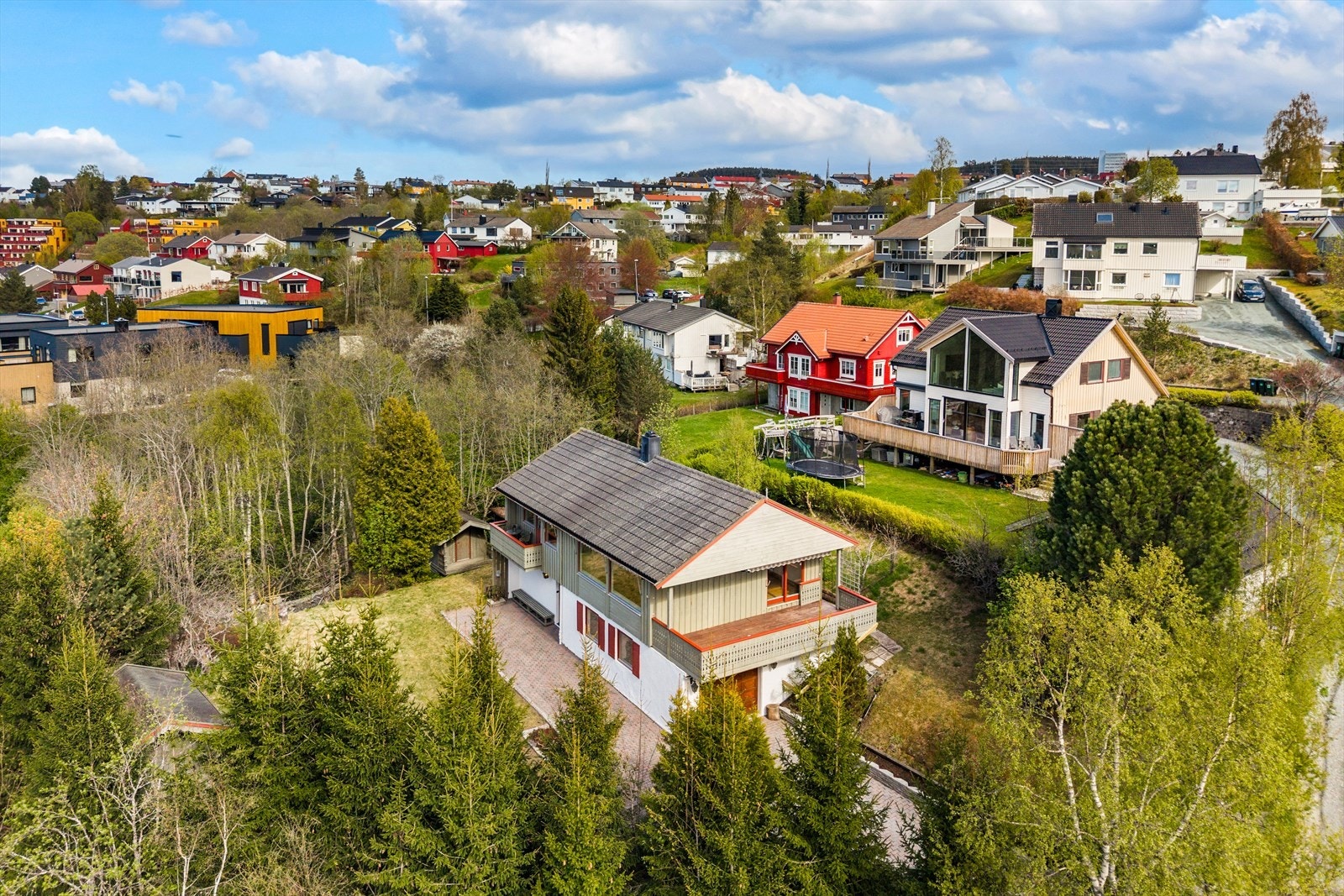 Boligen ligger i et vakkert høydedrag omkranset av flott natur og vegetasjon. Galleribilde