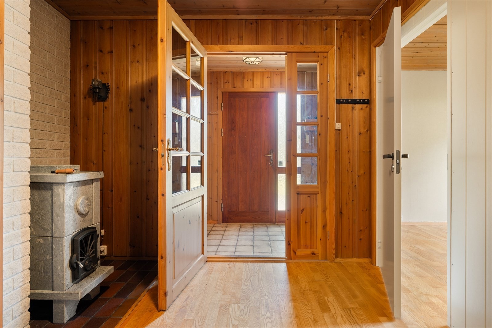 Boligen går over to plan med adkomst fra 1. etasje. Det er også adkomst direkte til vaskerom via integrert garasje. Galleribilde