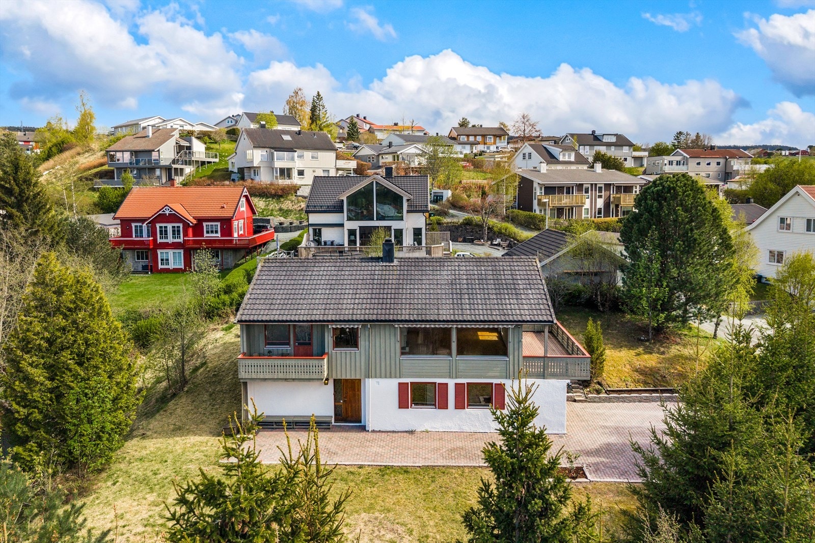 Adkomst og innkjørsel er pent opparbeidet med belegningsstein. Potensialet for å skape et fantastisk drømmehjem er virkelig til stede. Ta kontakt med megler for privat visningsavtale! Galleribilde