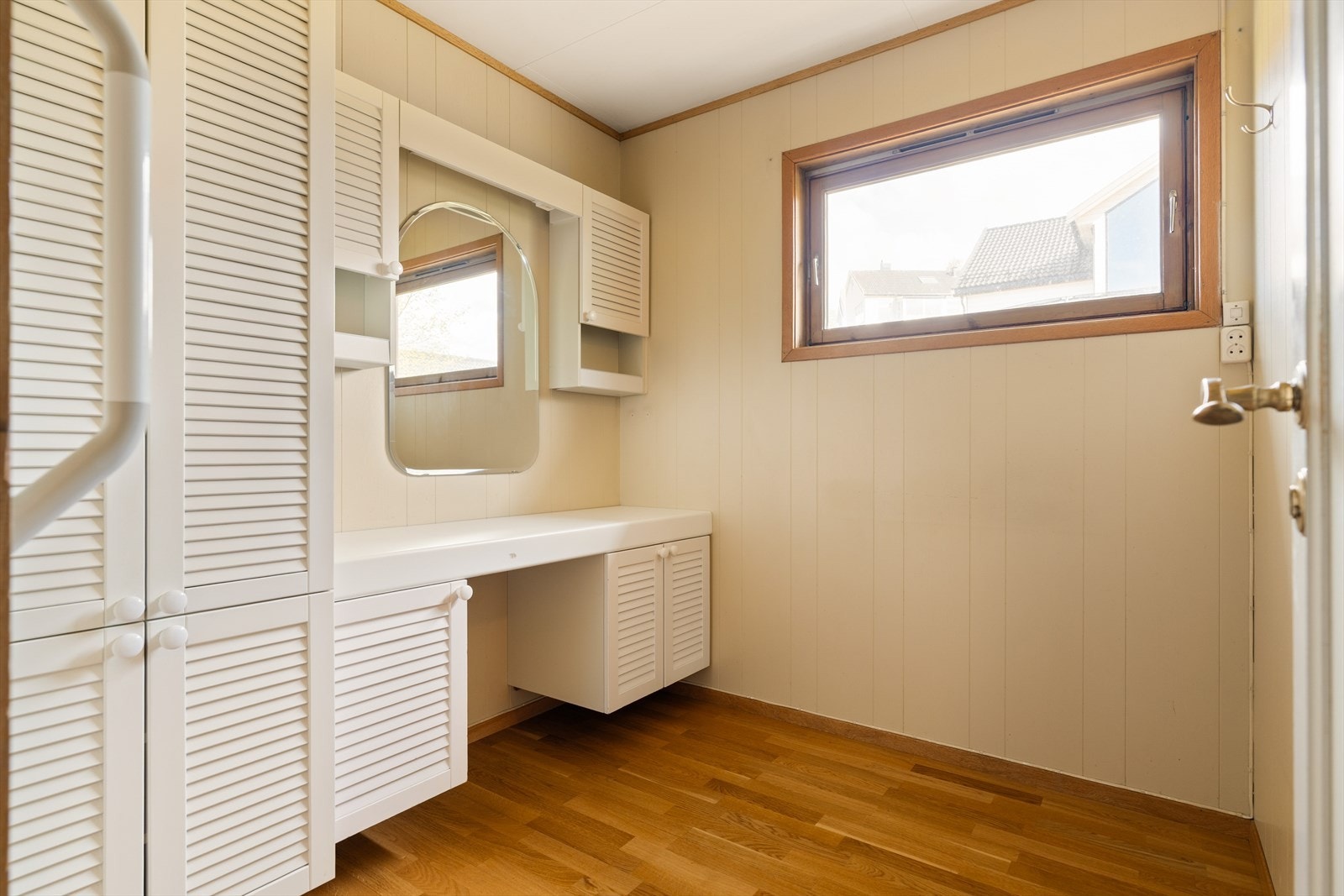Tidligere soverom som i dag er innredet som omkledningsrom og tar deg videre til badet. Galleribilde
