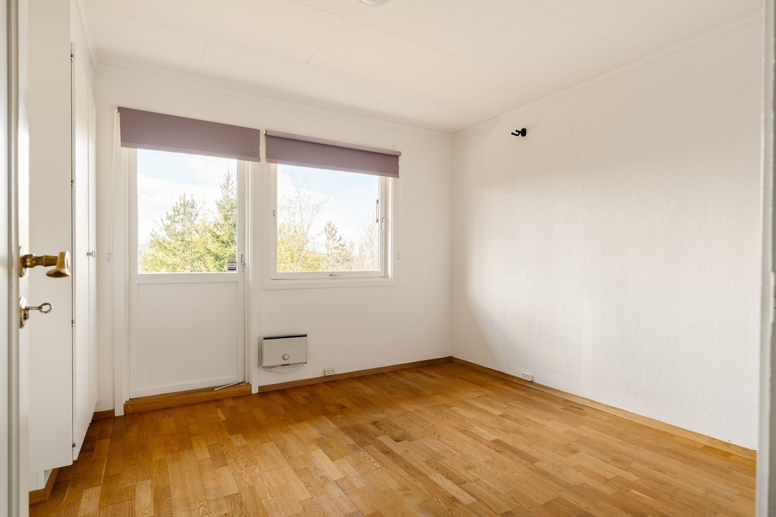 Soverom hovedplan med utgang til privat luftebalkong. Galleribilde
