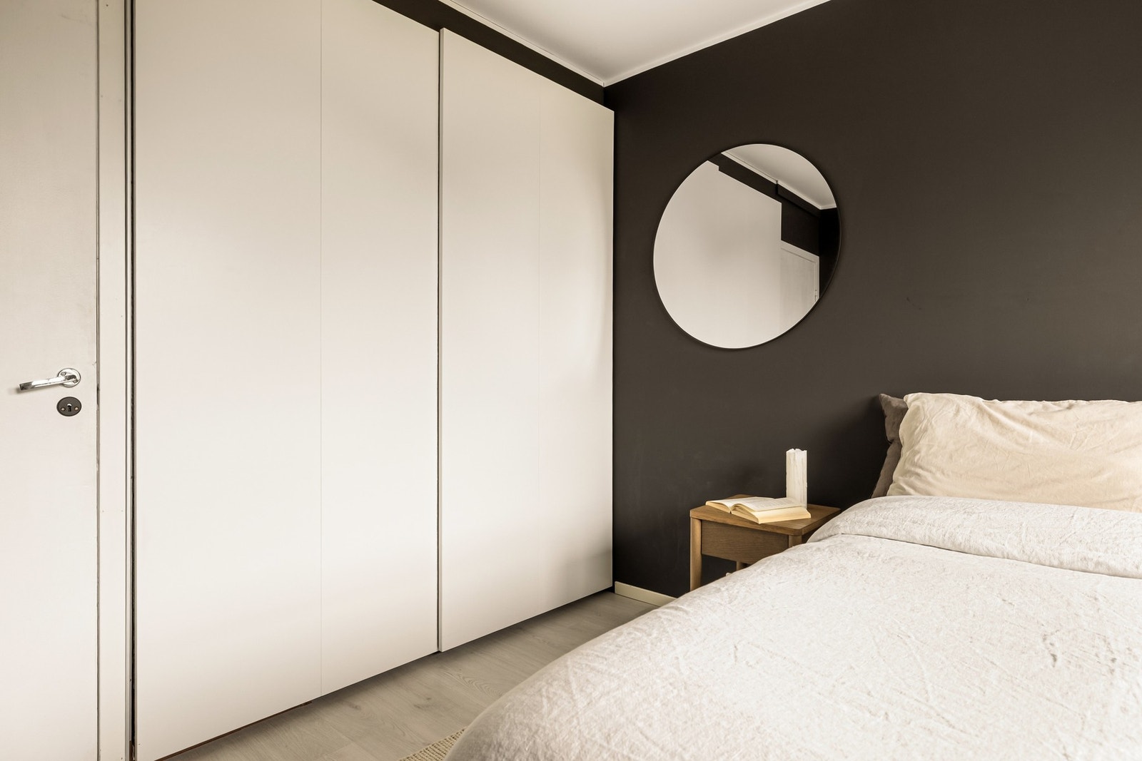 Her er det god plass til dobbeltseng, stor garderobe og tilhørende møblement. Galleribilde