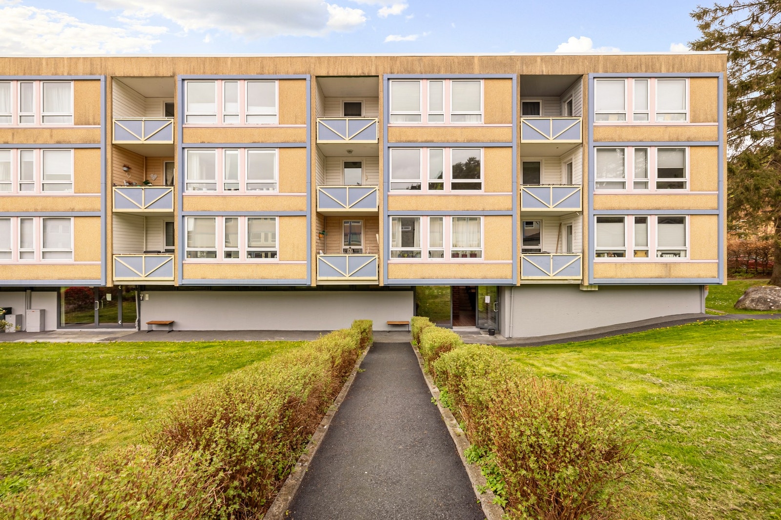 Leiligheten ligger fint til i byggets 2. etasje. Galleribilde