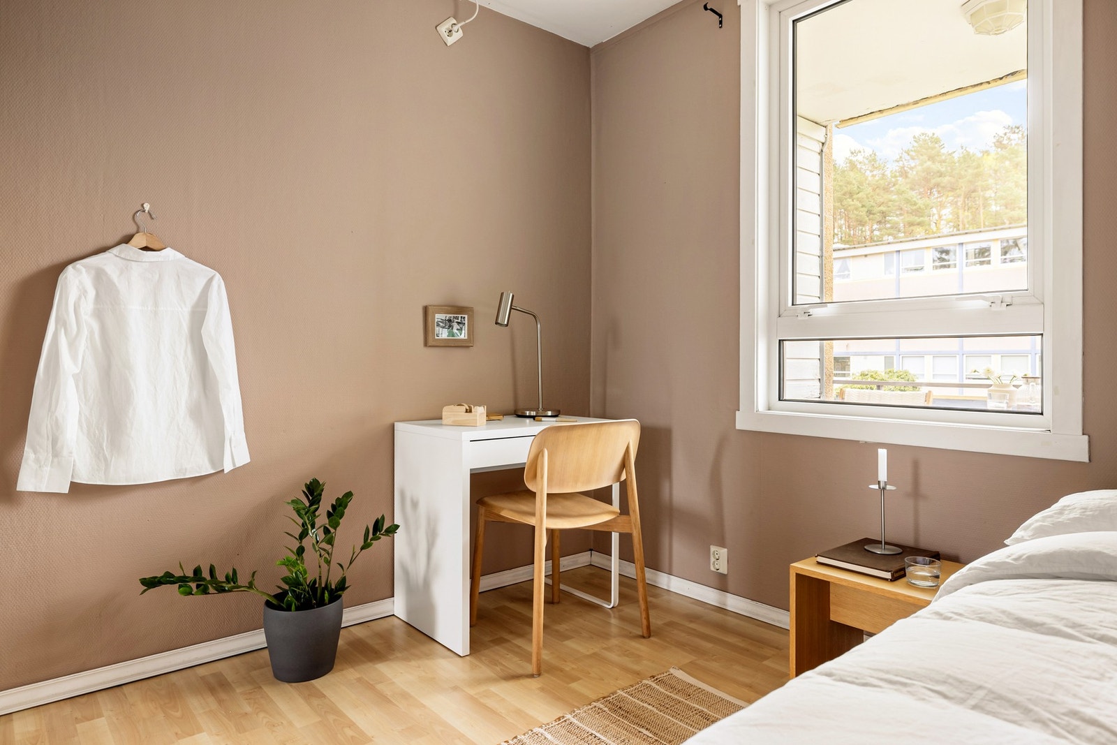 God plass til å innrede med seng, garderobe og tilhørende møblement. Galleribilde